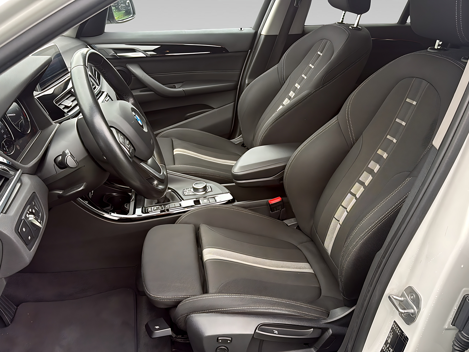 BMW X1 sDrive 18d Sport Line Steptronic-image-11