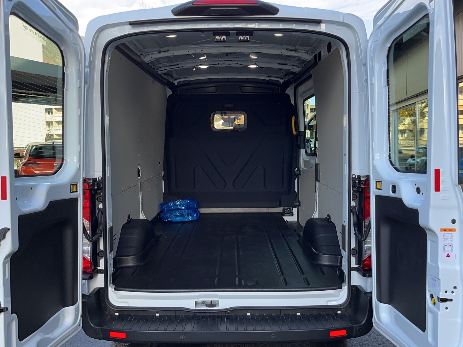 FORD E-Transit Van 350 L2 Trend RWD-image-8