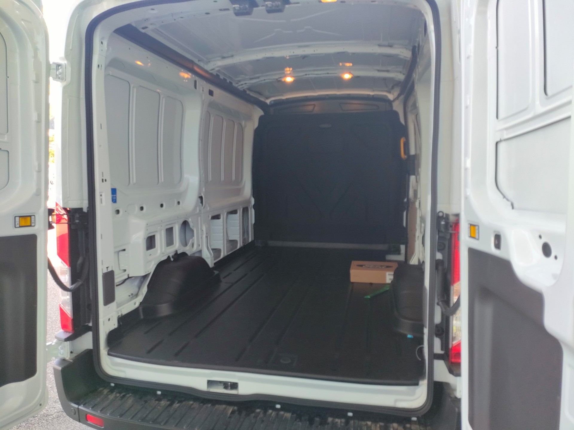 FORD E-Transit Van 350 L2 Trend RWD-image-6