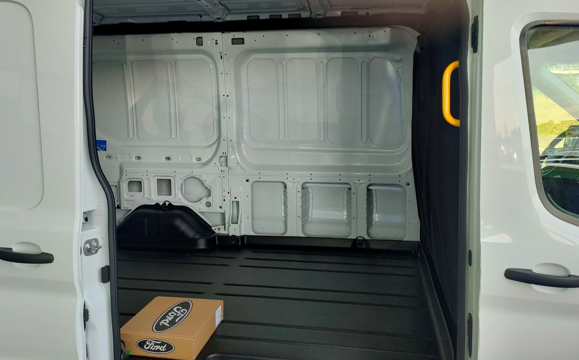 FORD E-Transit Van 350 L2 Trend RWD-image-5