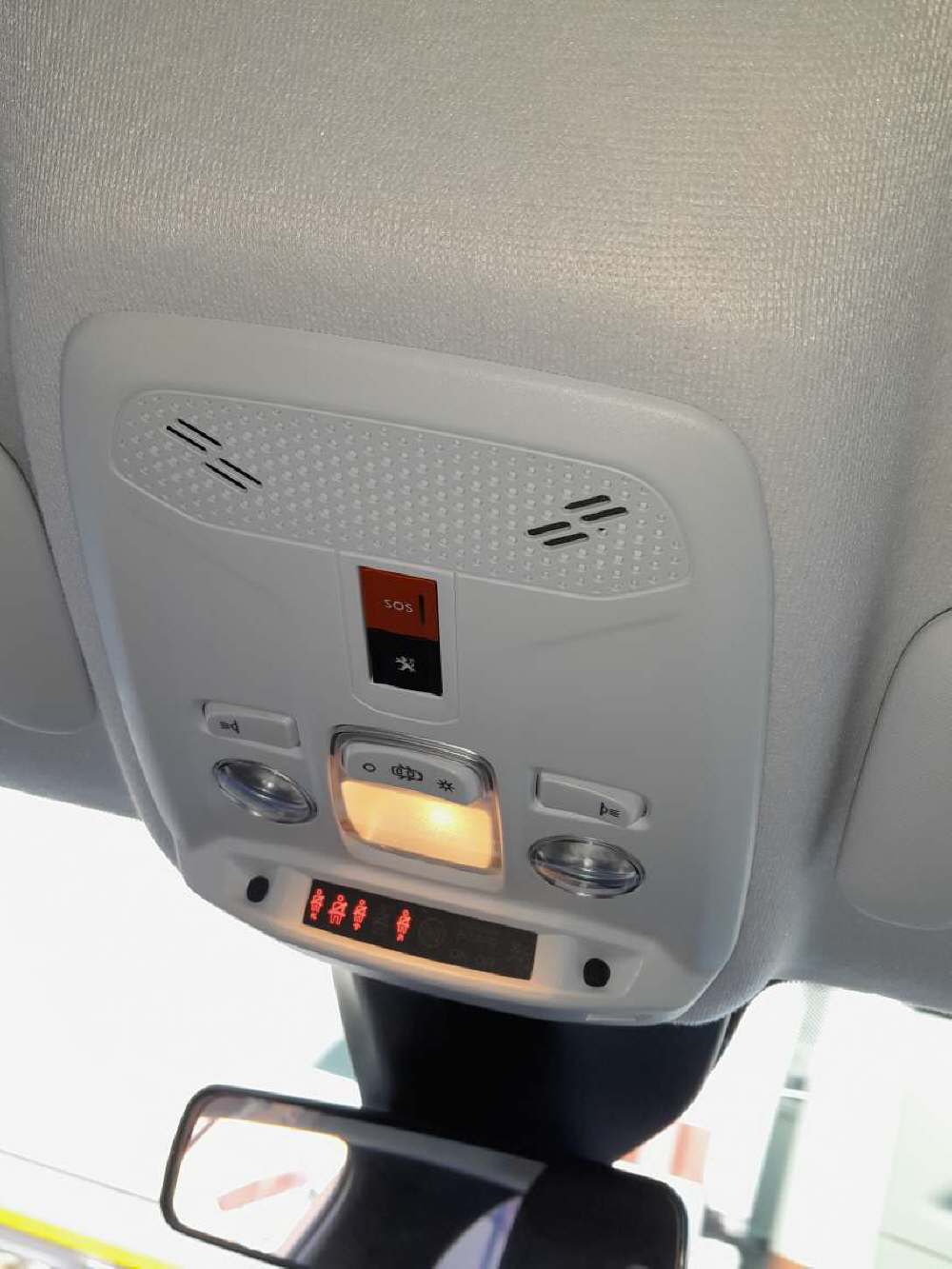 PEUGEOT 208 e-Active Pack-image-14