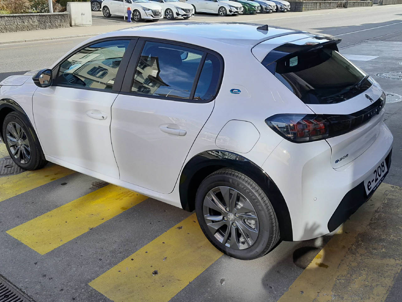 PEUGEOT 208 e-Active Pack-image-3