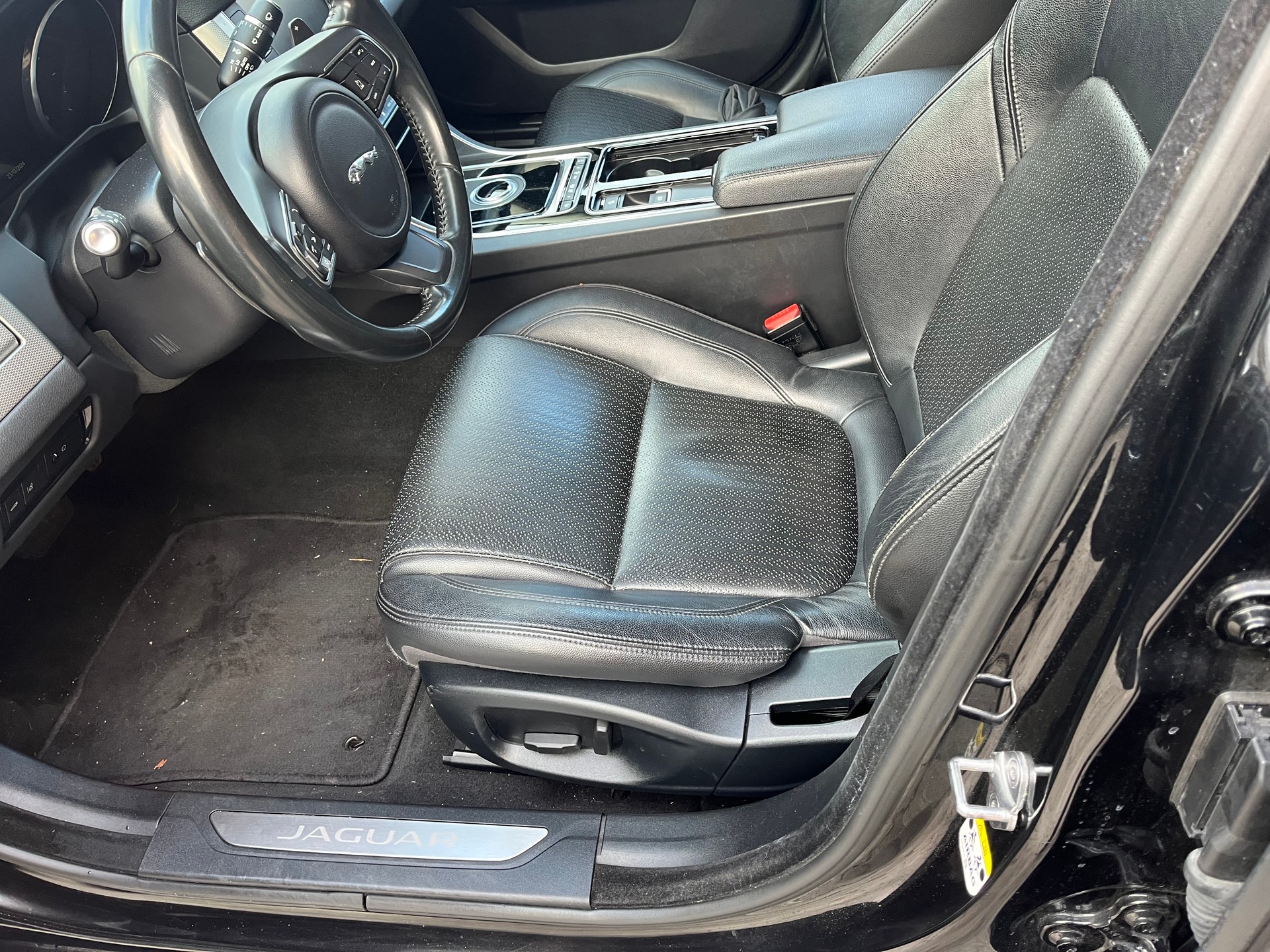 JAGUAR XF 20d Prestige Automatic-image-4