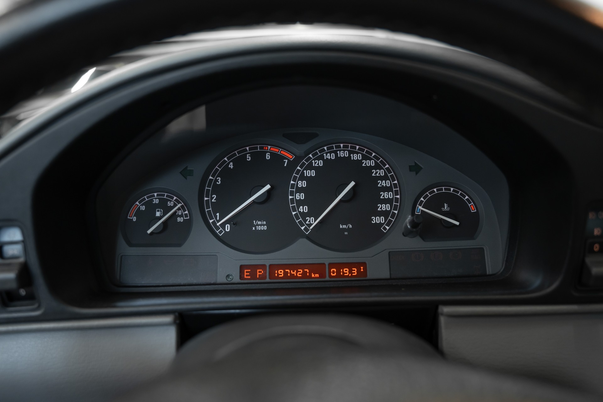 BMW 850i A-image-18