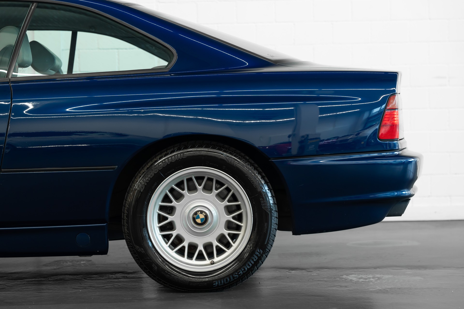 BMW 850i A-image-12