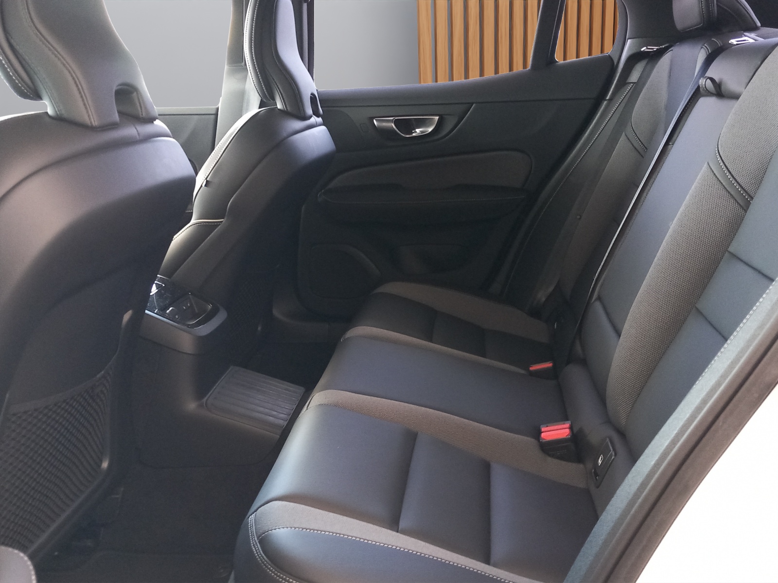 VOLVO S60 2.0 T8 TE Ultimate Dark eAWD-image-13