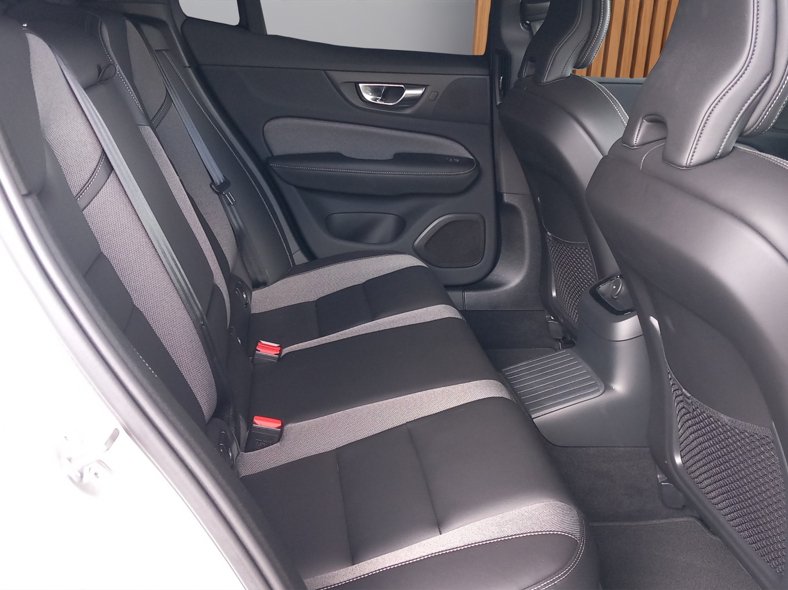 VOLVO S60 2.0 T8 TE Ultimate Dark eAWD-image-14
