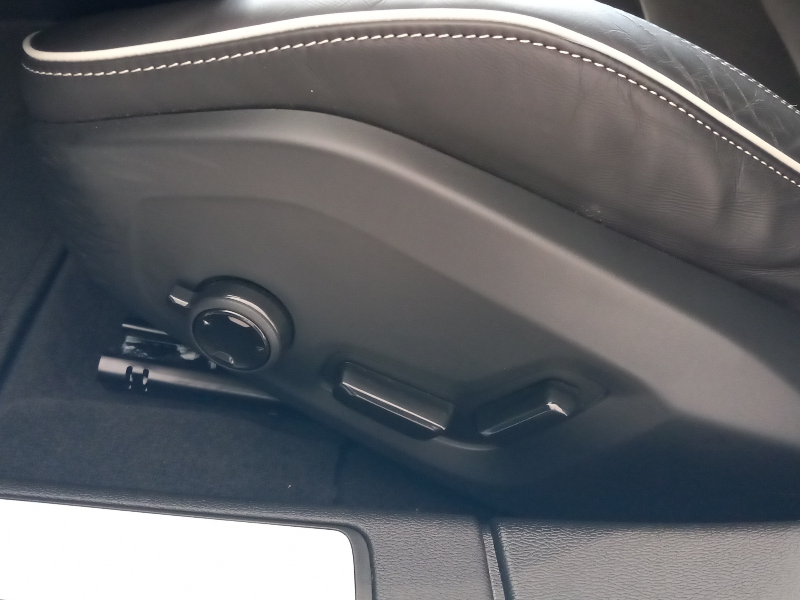 VOLVO S60 2.0 T8 TE Ultimate Dark eAWD-image-25