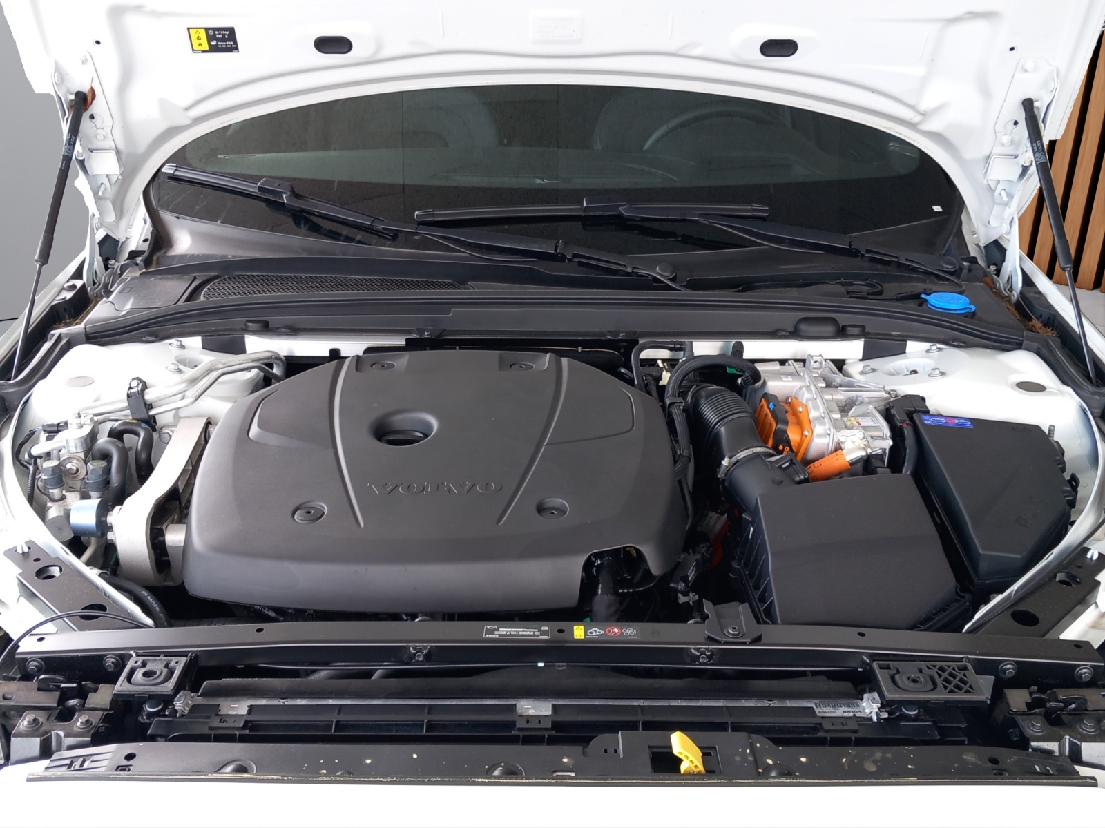 VOLVO S60 2.0 T8 TE Ultimate Dark eAWD-image-24