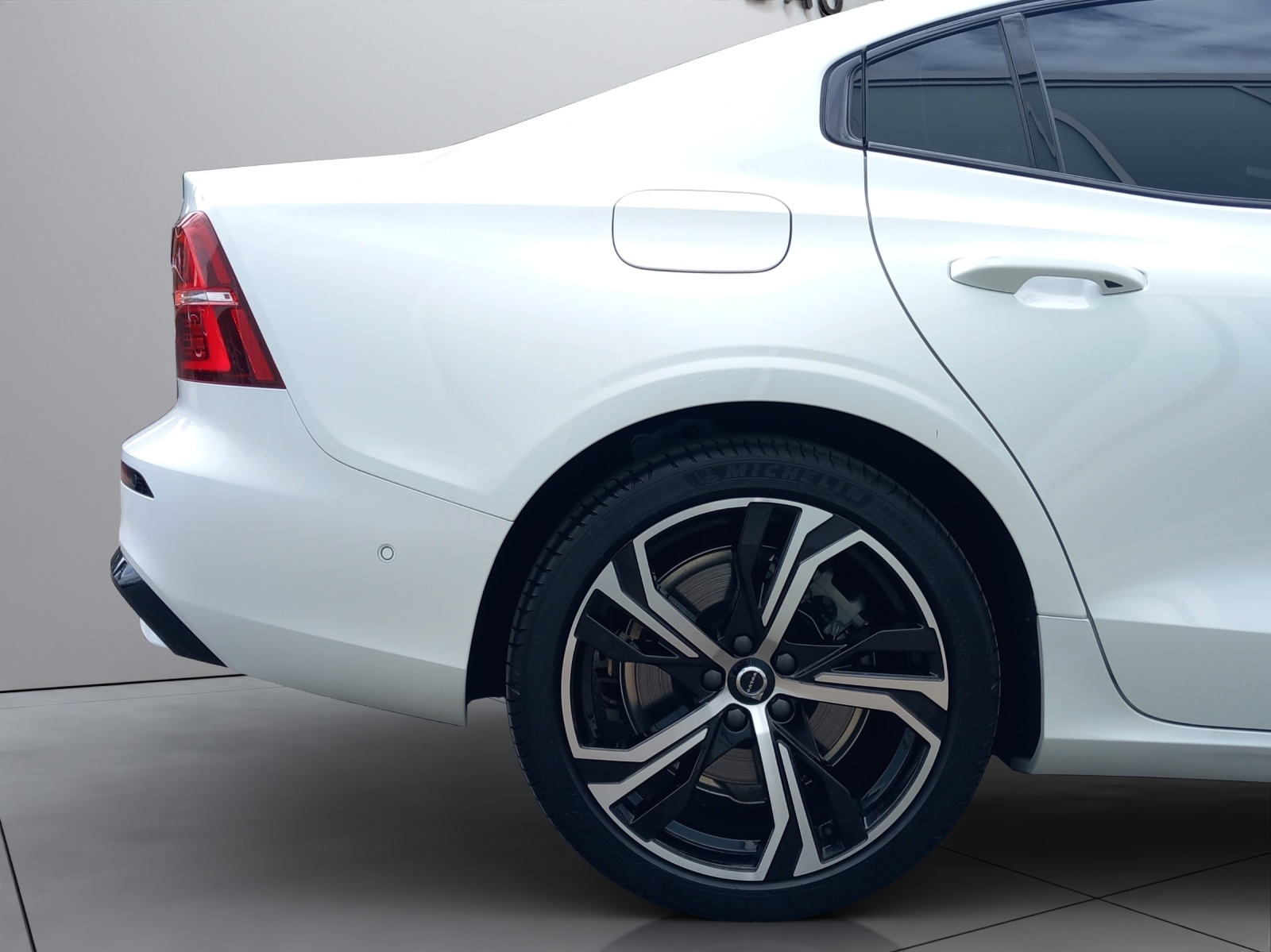 VOLVO S60 2.0 T8 TE Ultimate Dark eAWD-image-10