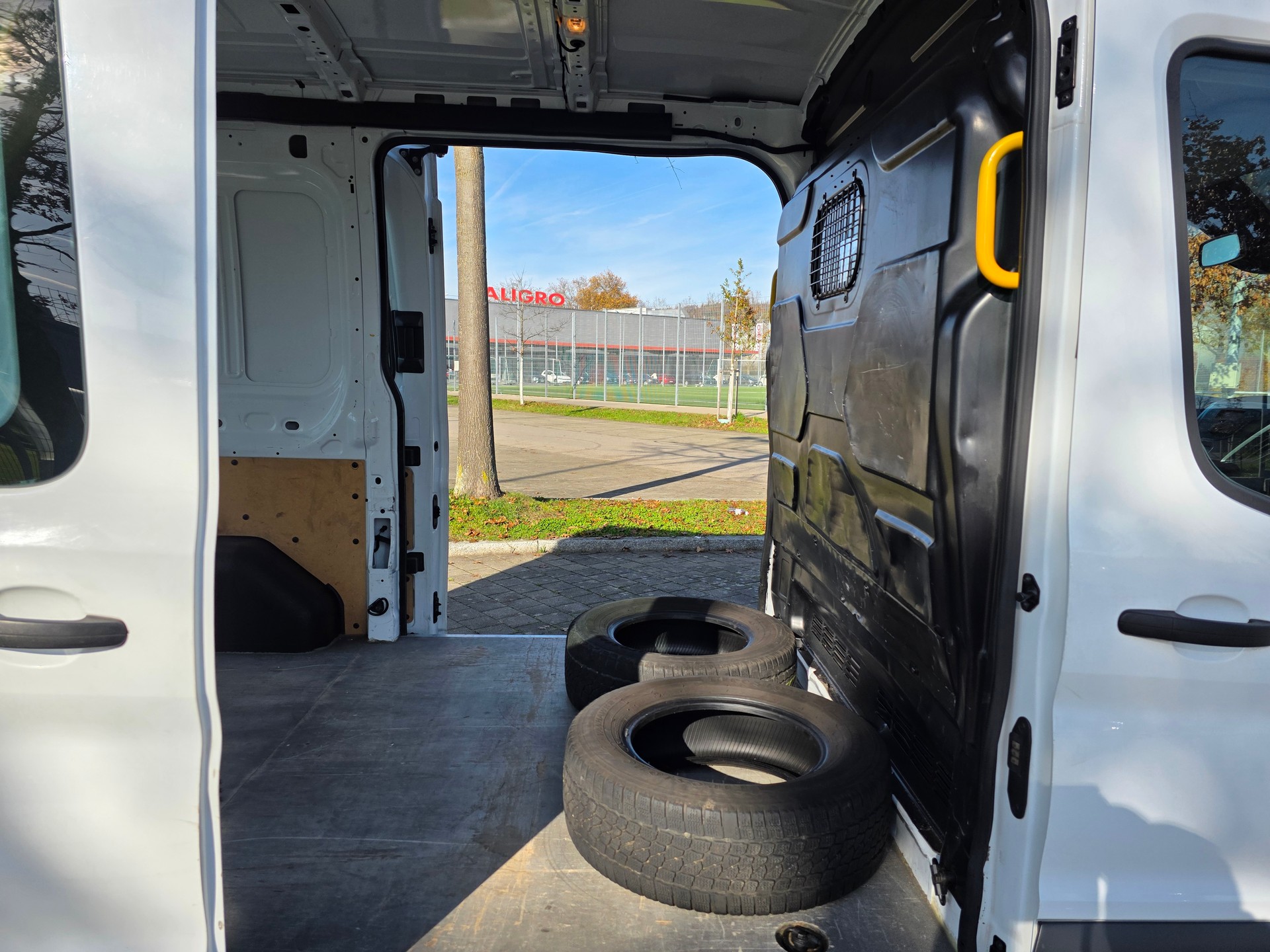 FORD Transit Van 350 L2 Trend 2.0 TDCi 170 FWD A-image-11