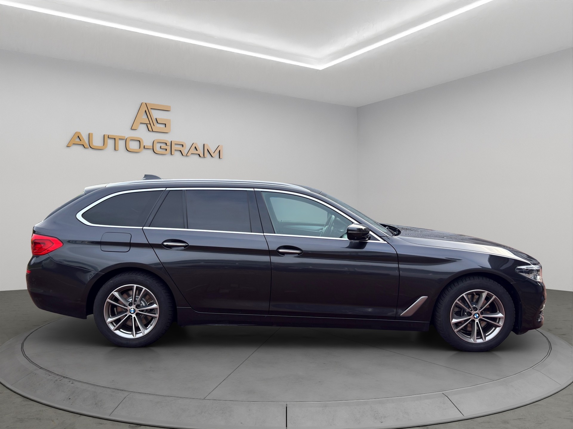 BMW 520d xDrive Touring Sport Line Steptronic-image-5