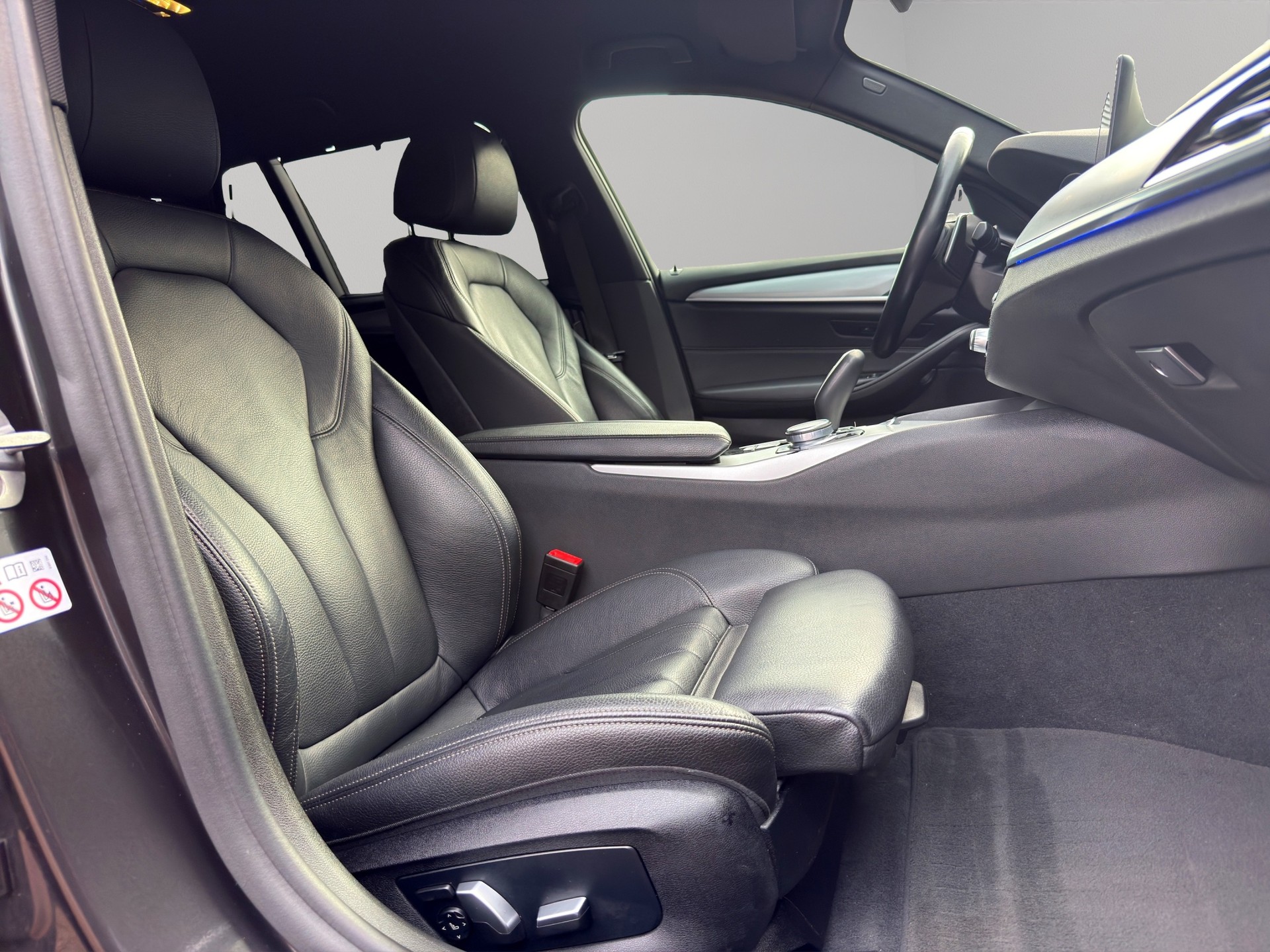 BMW 520d xDrive Touring Sport Line Steptronic-image-12