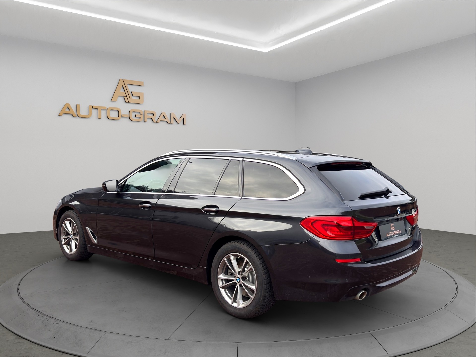 BMW 520d xDrive Touring Sport Line Steptronic-image-2