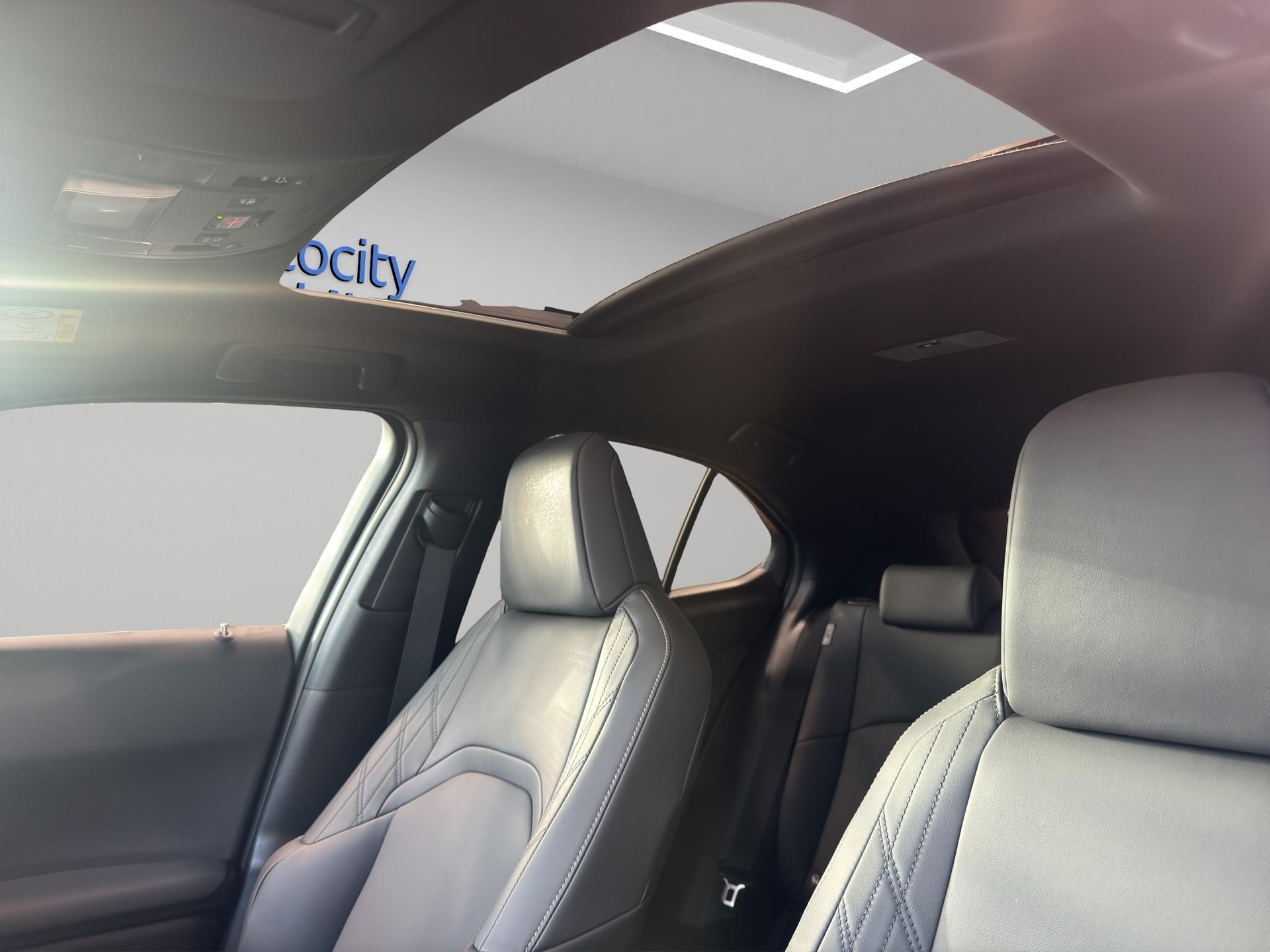 LEXUS UX 250h F-Line-image-12