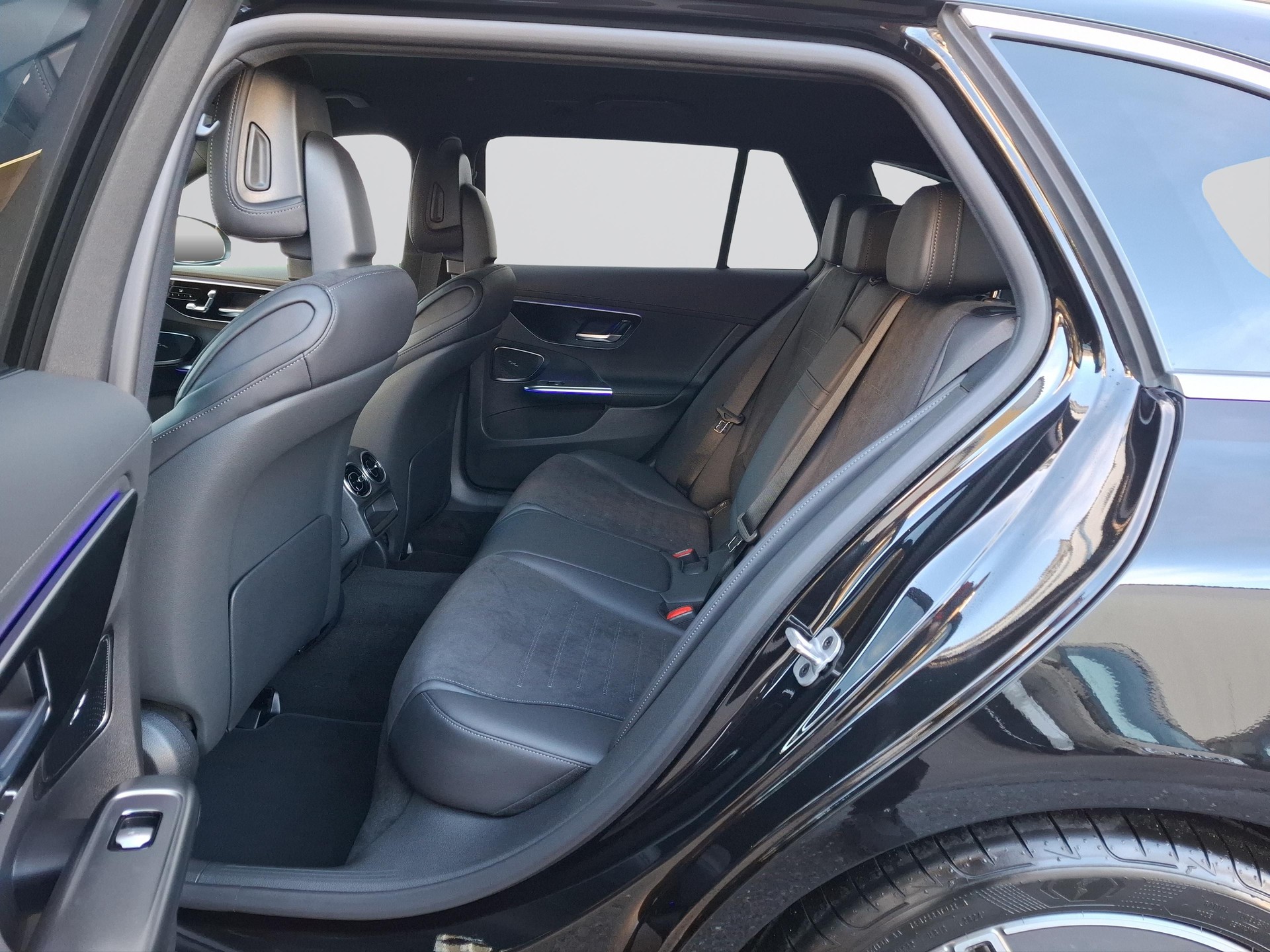 MERCEDES-BENZ C 220 d 4MATIC T-Modell Swiss Star AMG Line-image-6