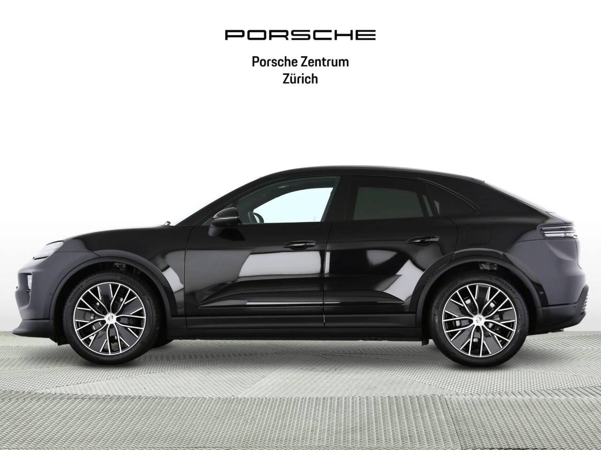 PORSCHE Macan-image-1
