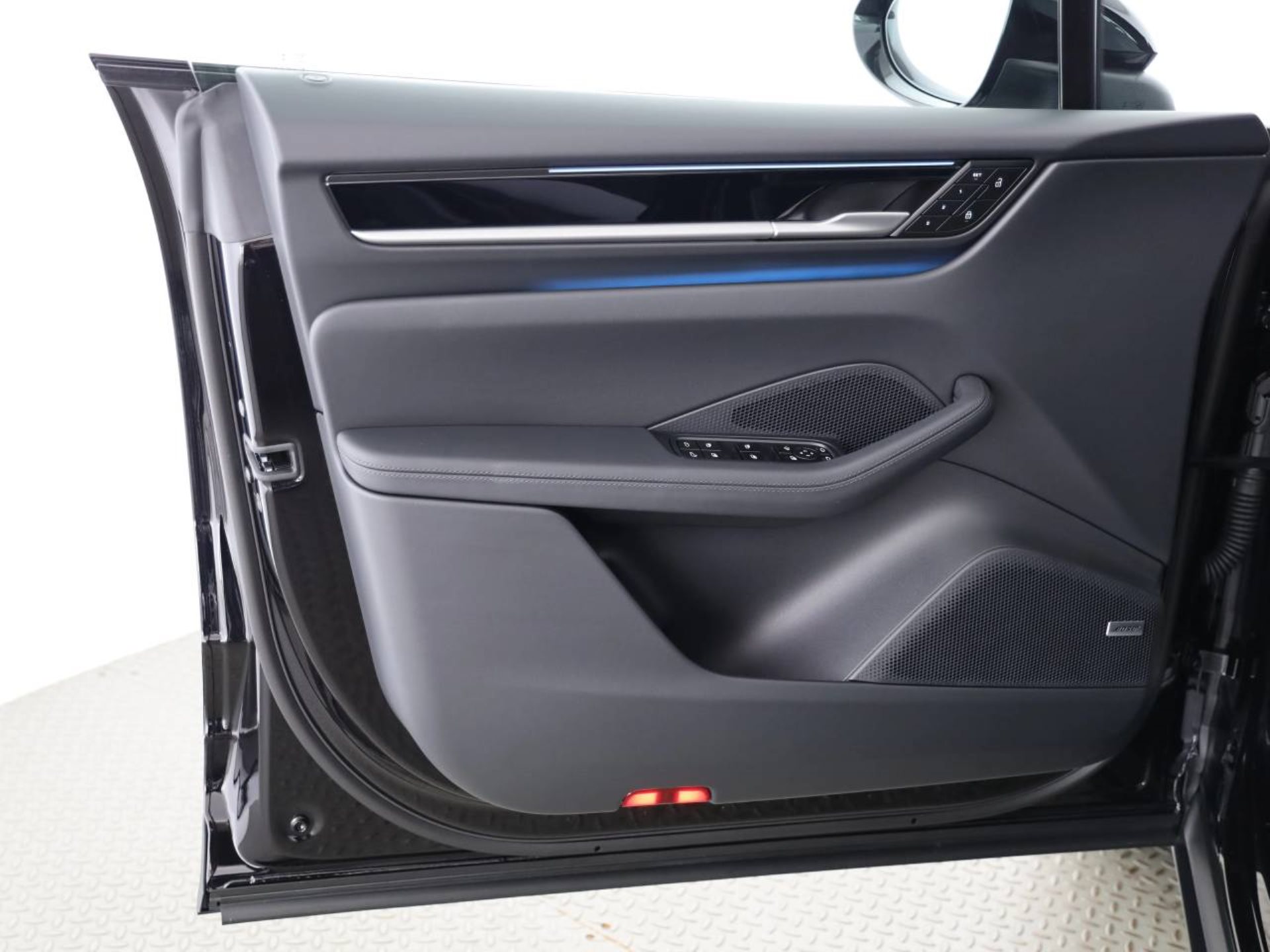 PORSCHE Macan-image-15