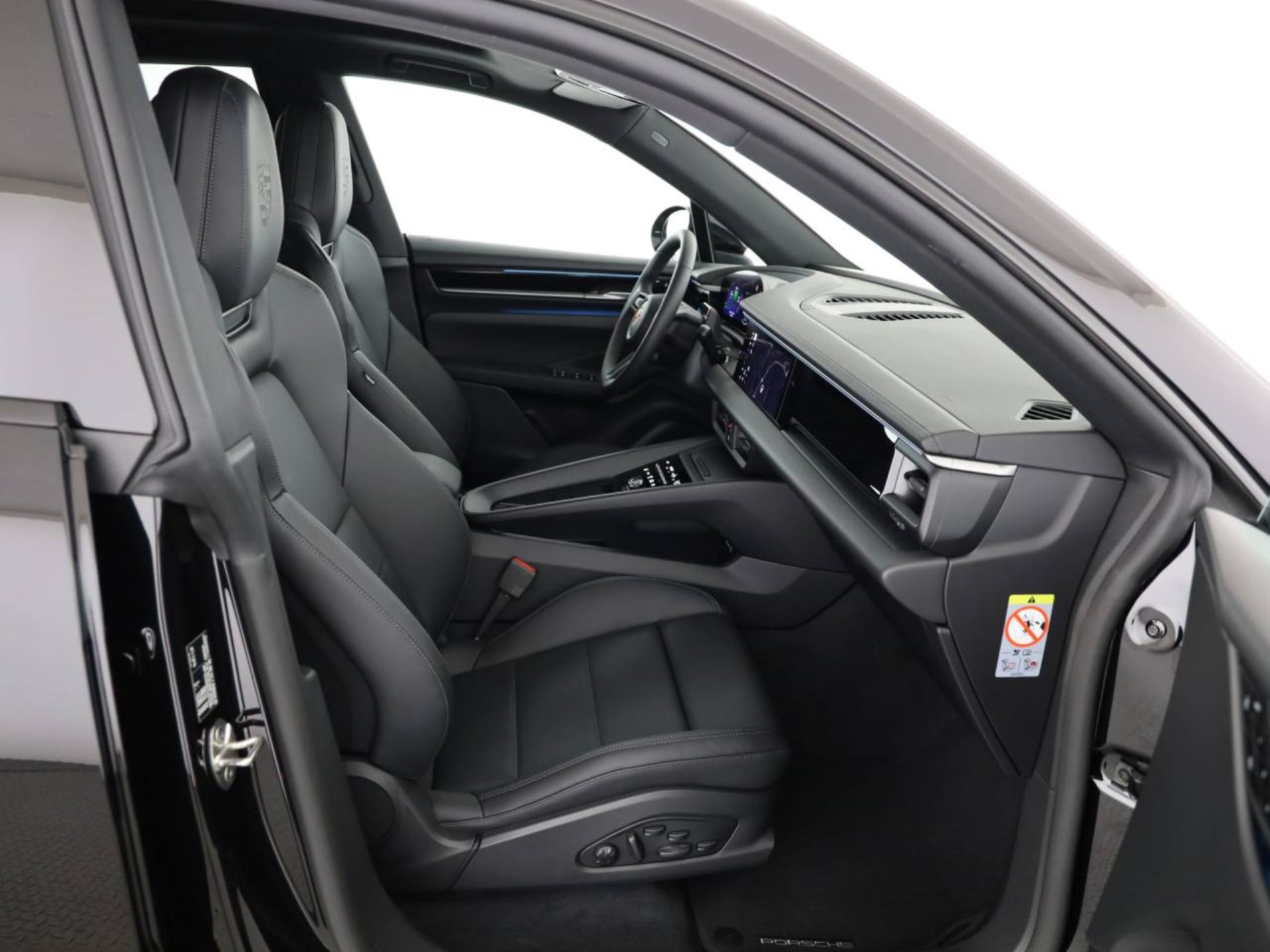 PORSCHE Macan-image-10