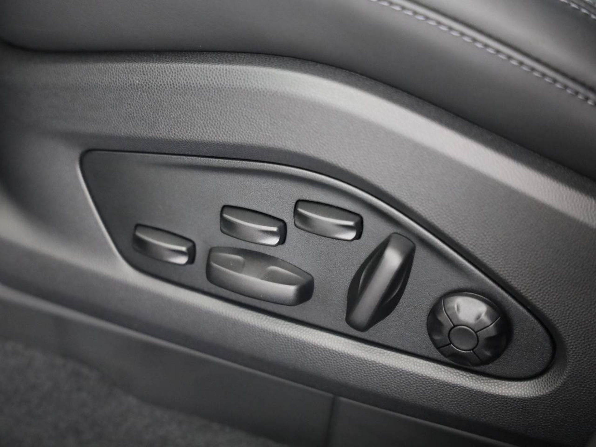 PORSCHE Macan-image-16