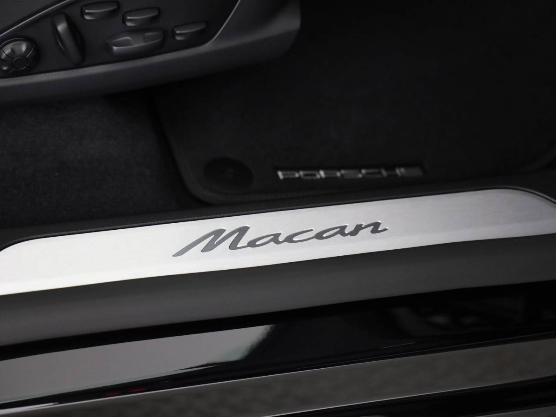 PORSCHE Macan-image-17