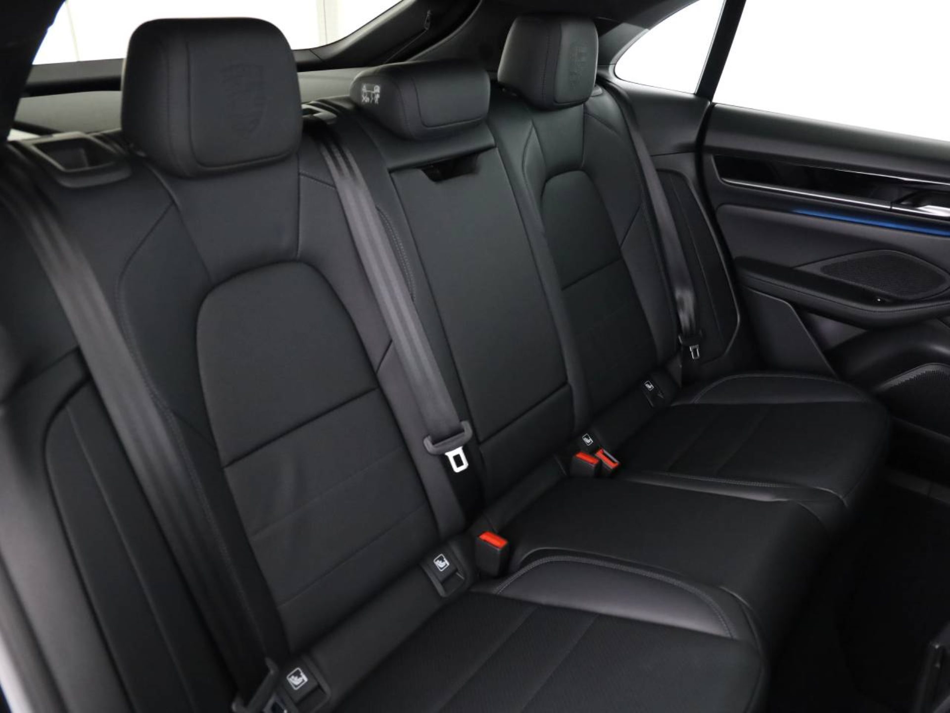 PORSCHE Macan-image-19