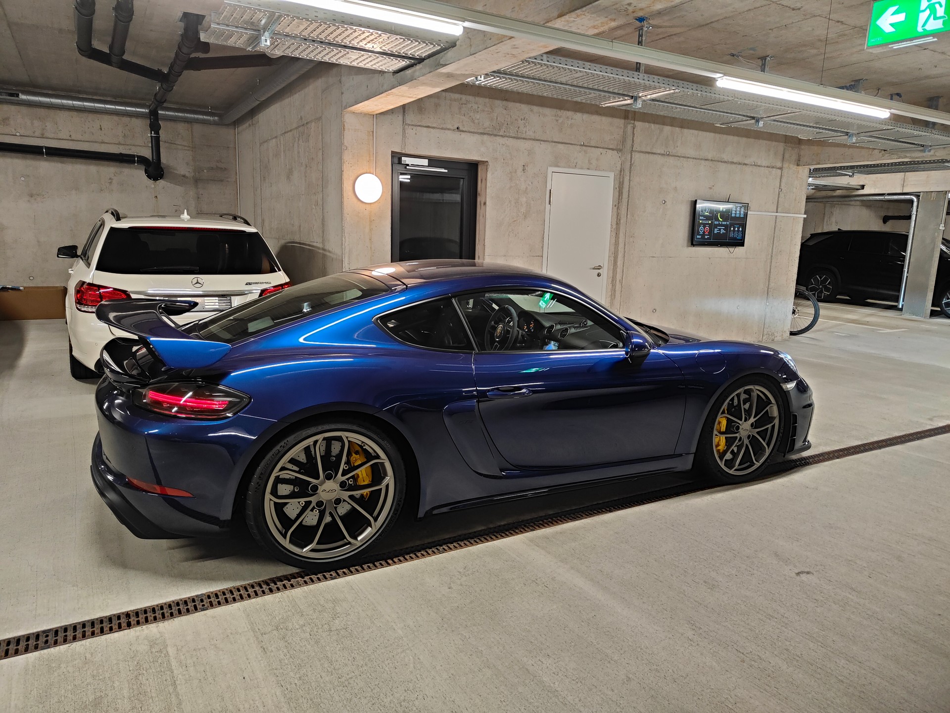 PORSCHE 718 Cayman GT4-image-3