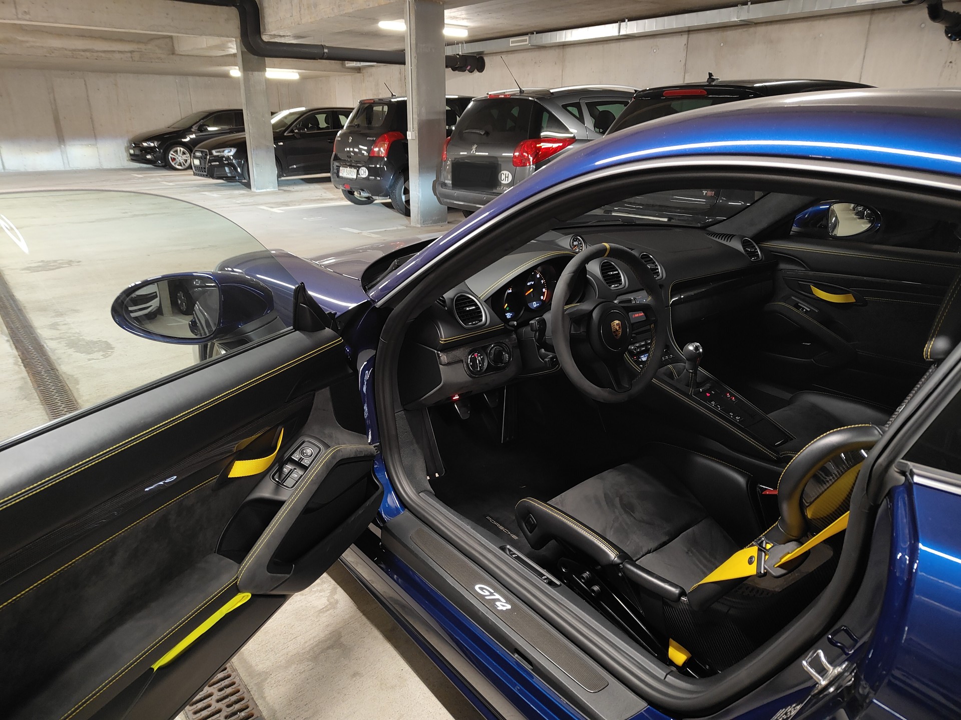 PORSCHE 718 Cayman GT4-image-4