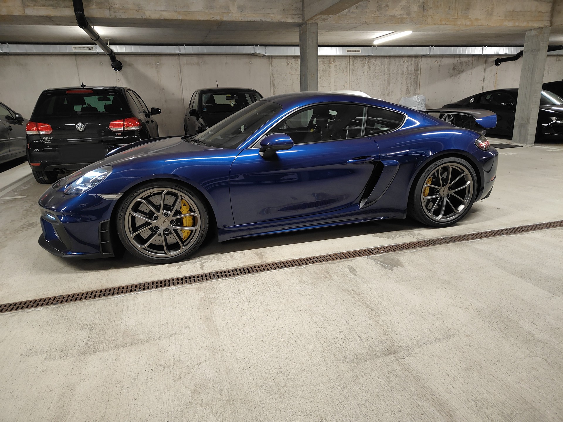 PORSCHE 718 Cayman GT4-image-1