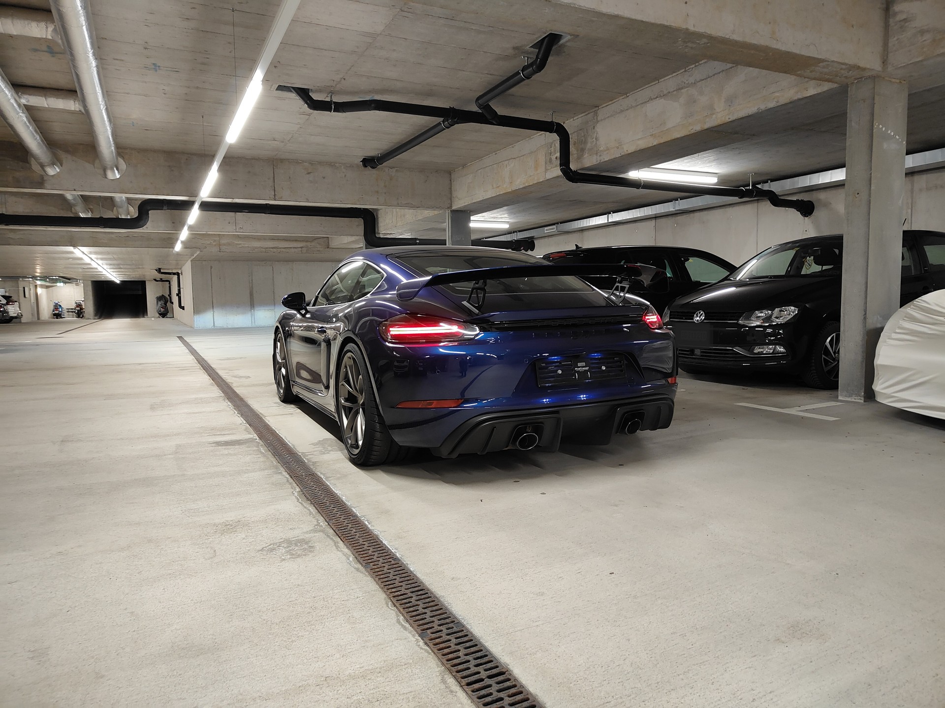 PORSCHE 718 Cayman GT4-image-2