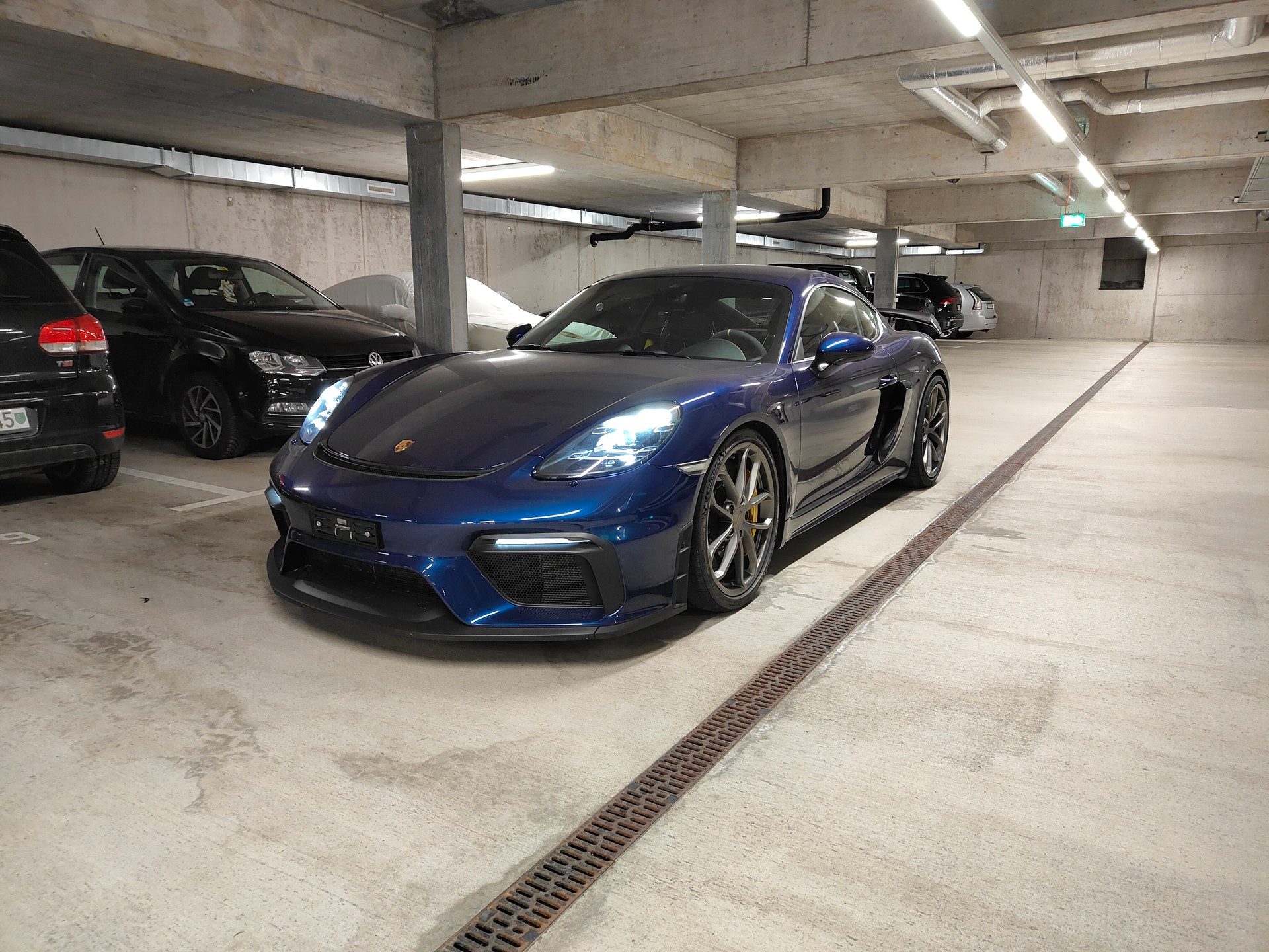 PORSCHE 718 Cayman GT4-image-0