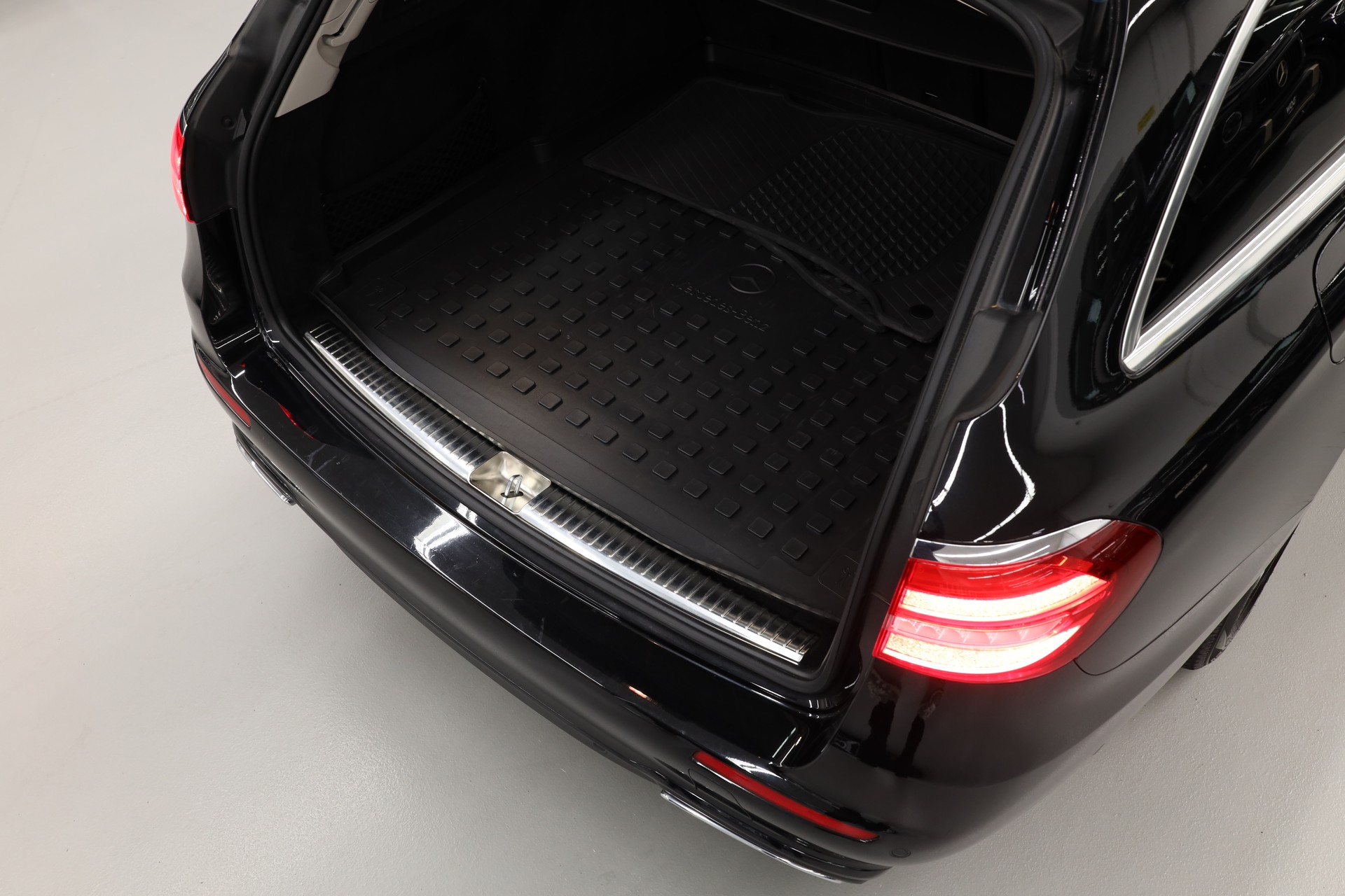 MERCEDES-BENZ E 200 Avantgarde Kombi-image-8
