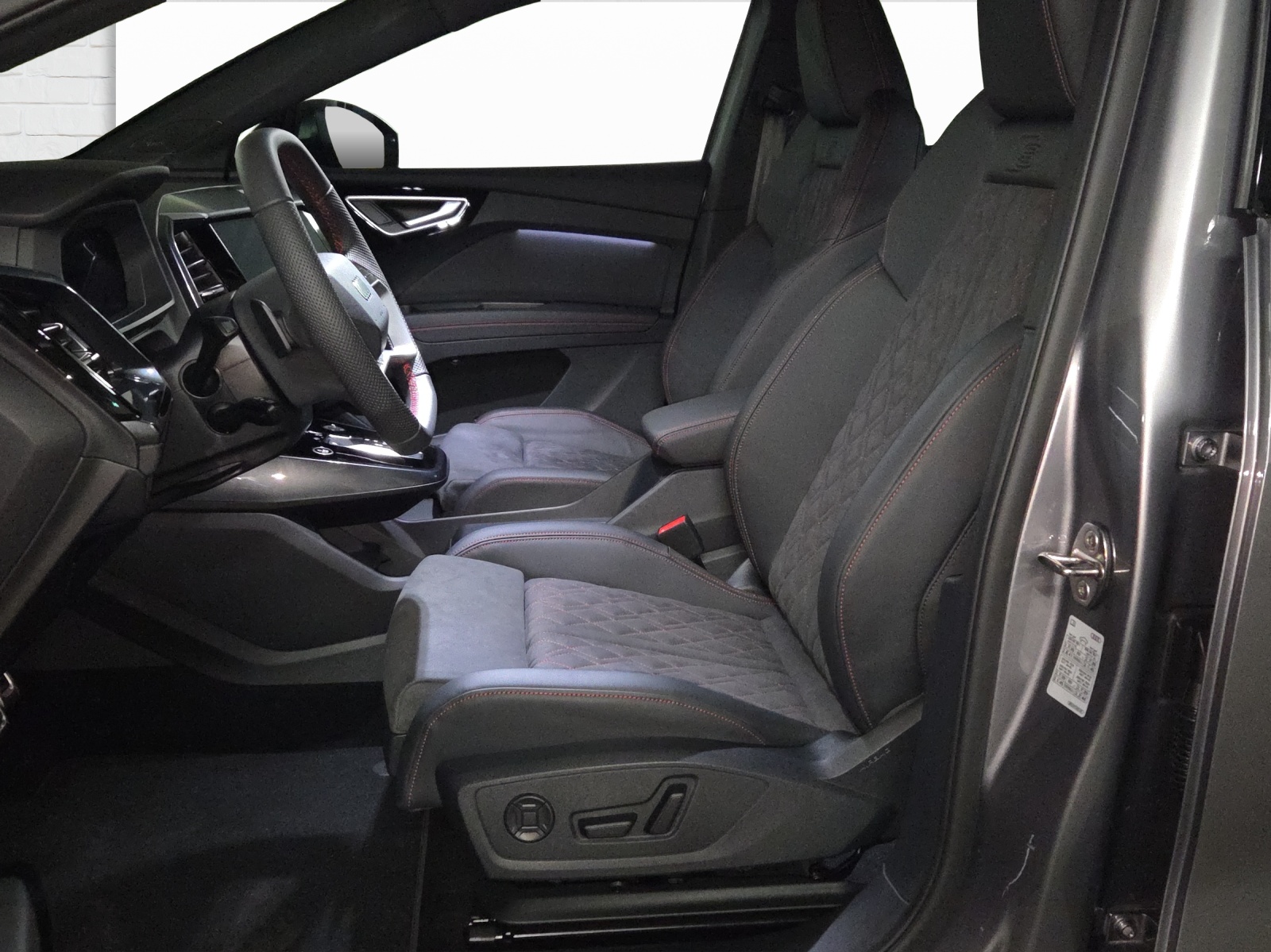 AUDI Q4 e-tron 45 Edition Swiss Ski quattro-image-4