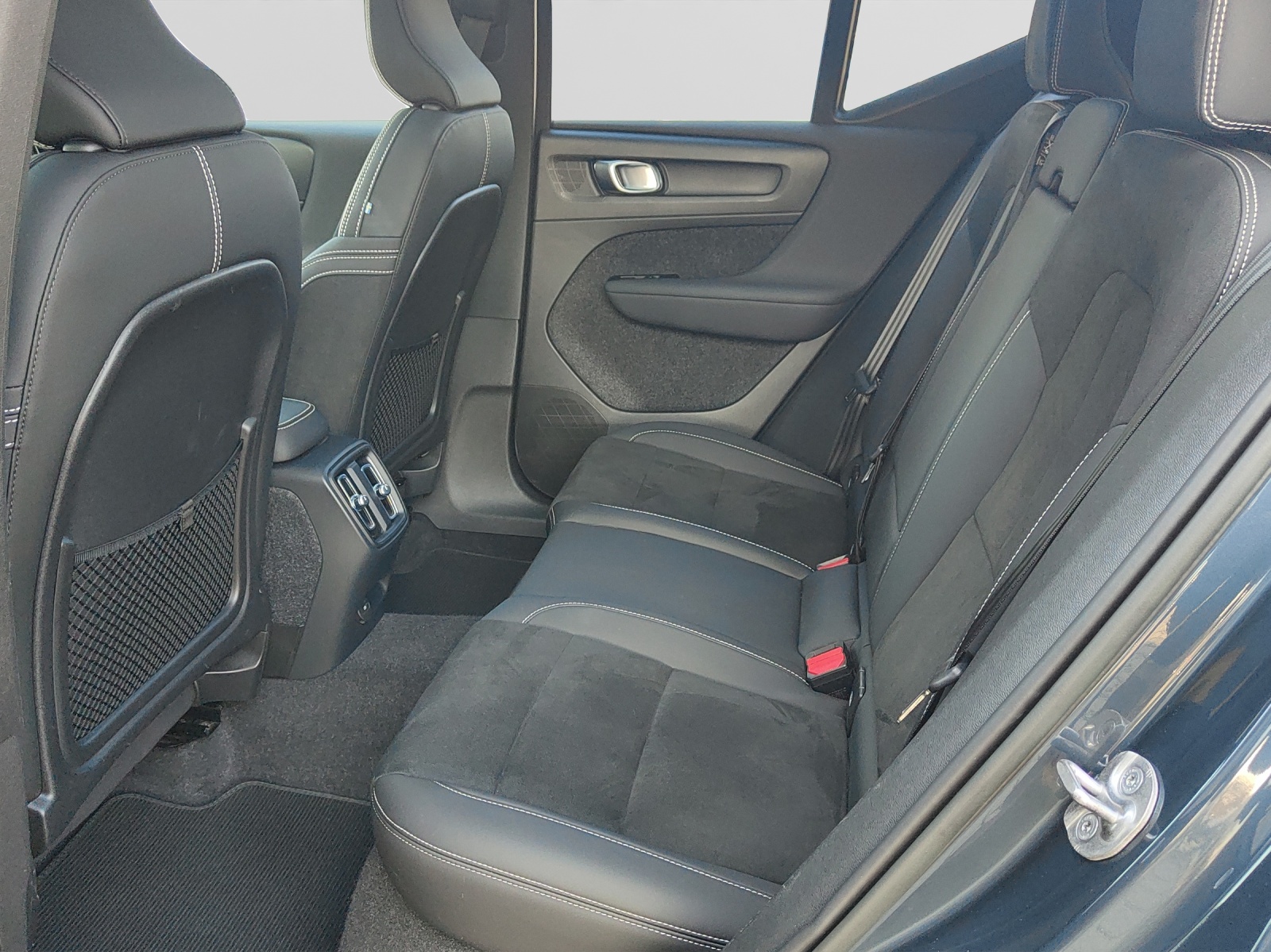 VOLVO XC40 P8 Twin Pro AWD-image-9