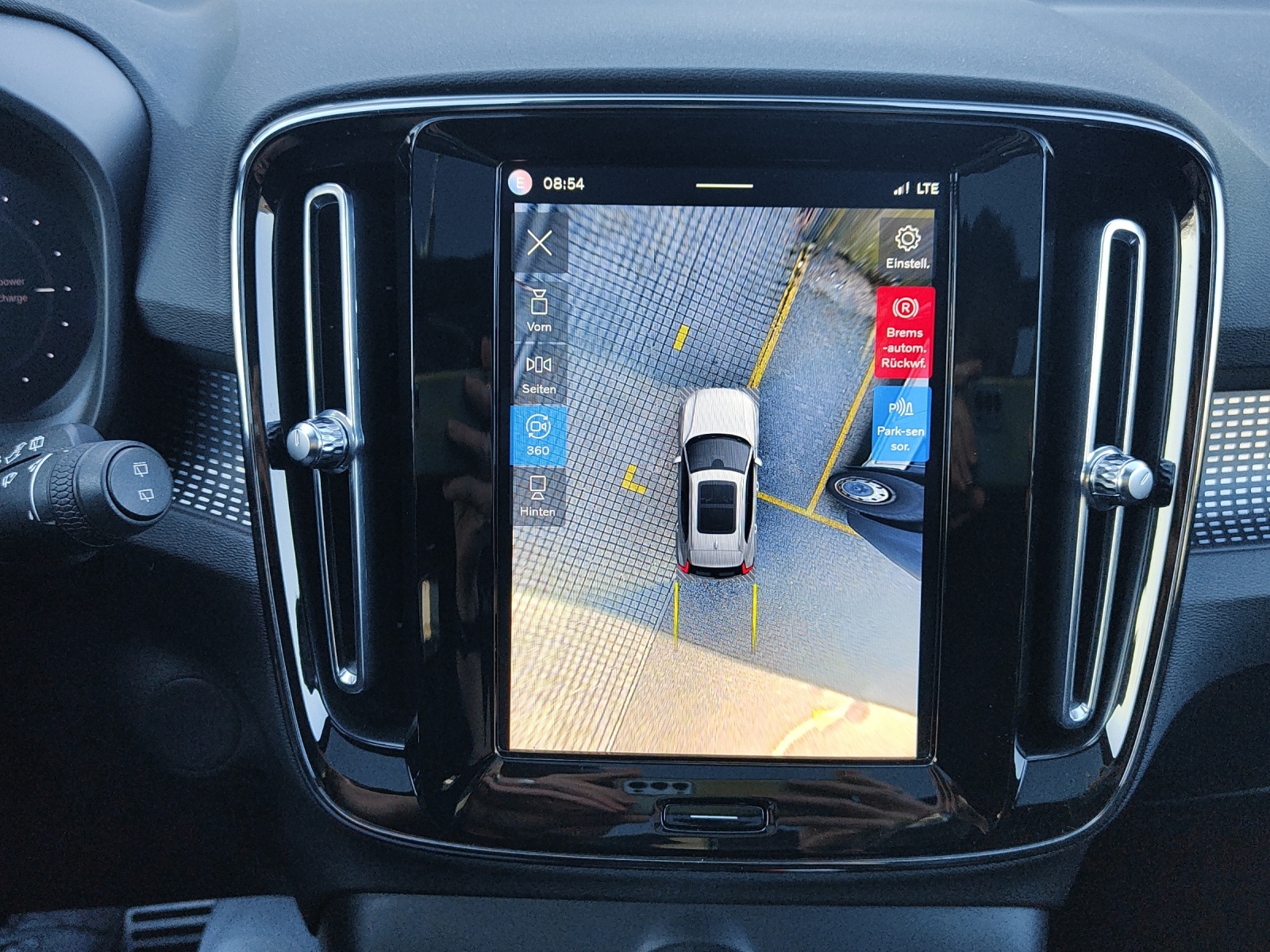VOLVO XC40 P8 Twin Pro AWD-image-14