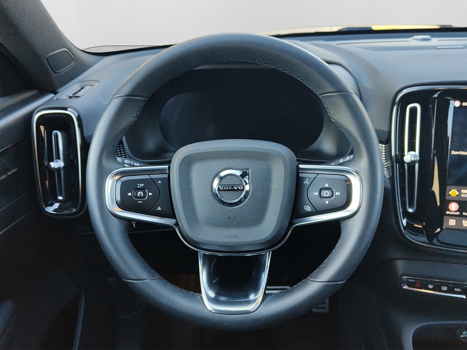 VOLVO XC40 P8 Twin Pro AWD-image-12