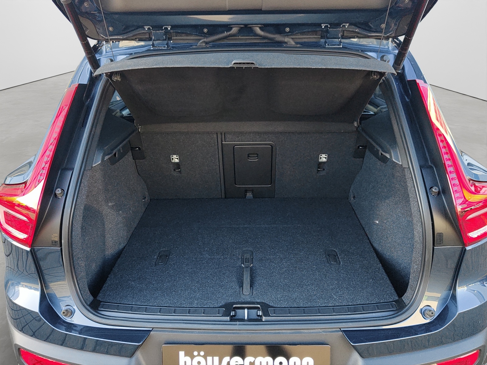 VOLVO XC40 P8 Twin Pro AWD-image-5