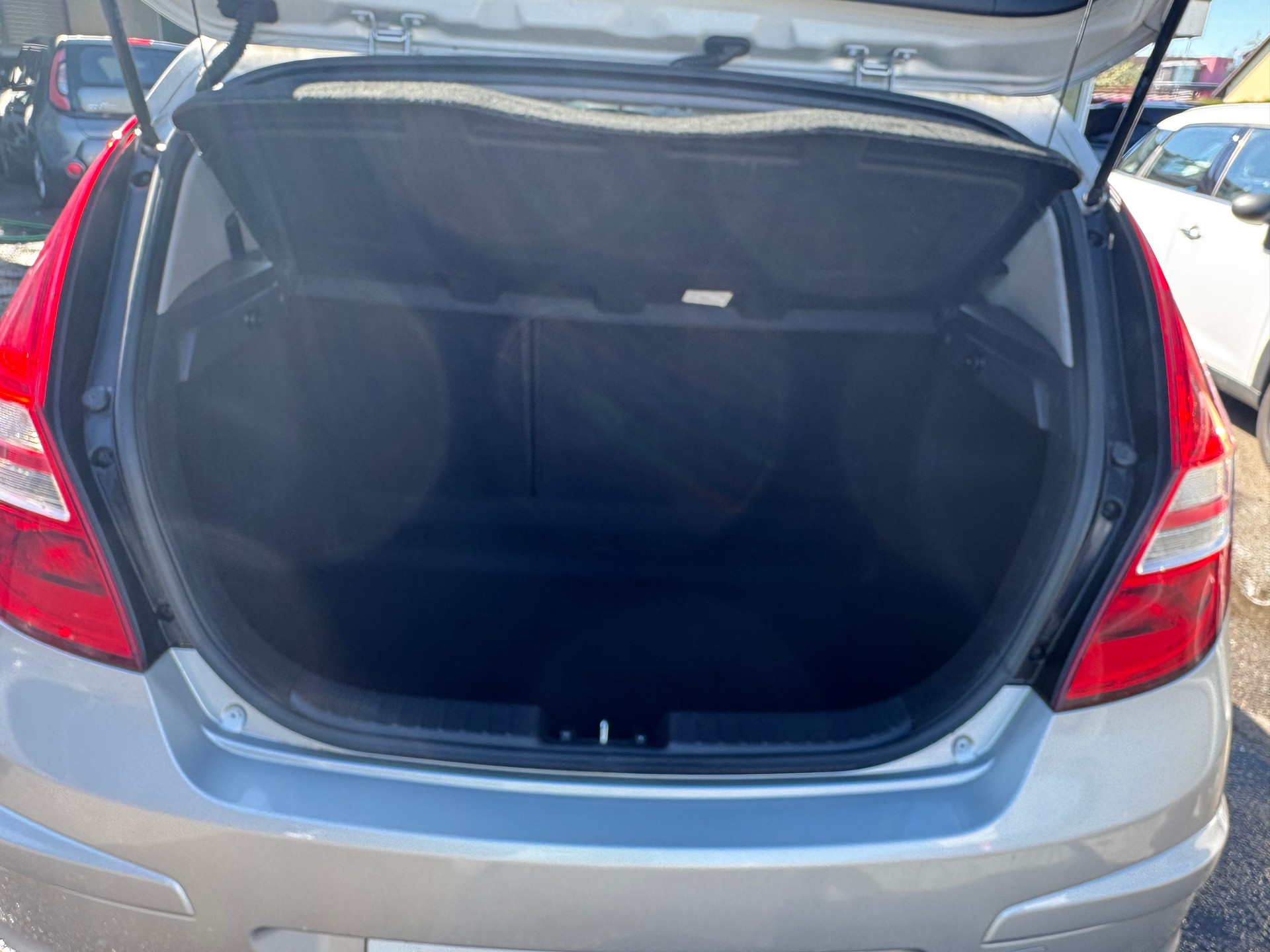 HYUNDAI i30 1.4 Comfort-image-11