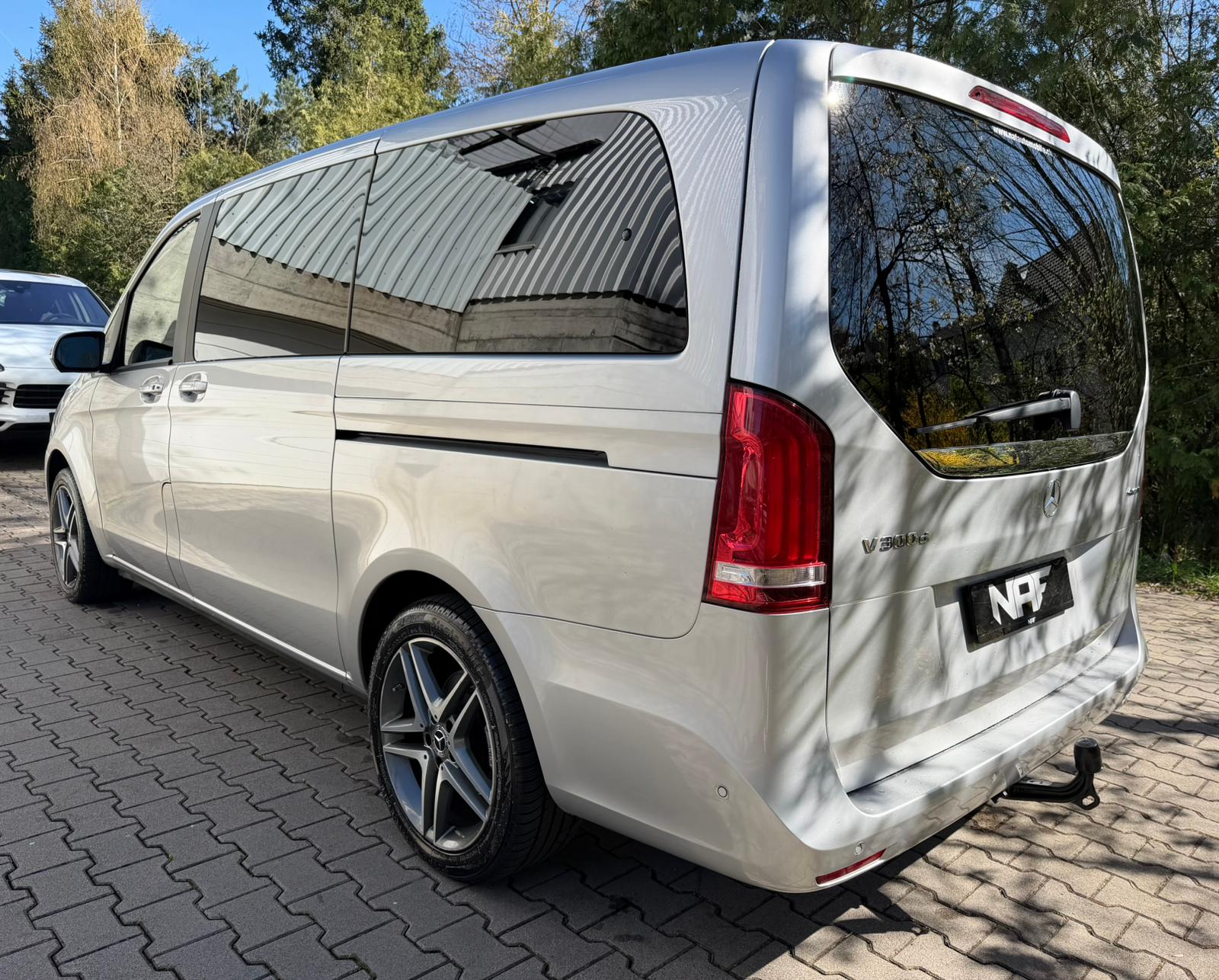 MERCEDES-BENZ V 300 d lang Avantgarde 4Matic 9G-Tronic-image-2