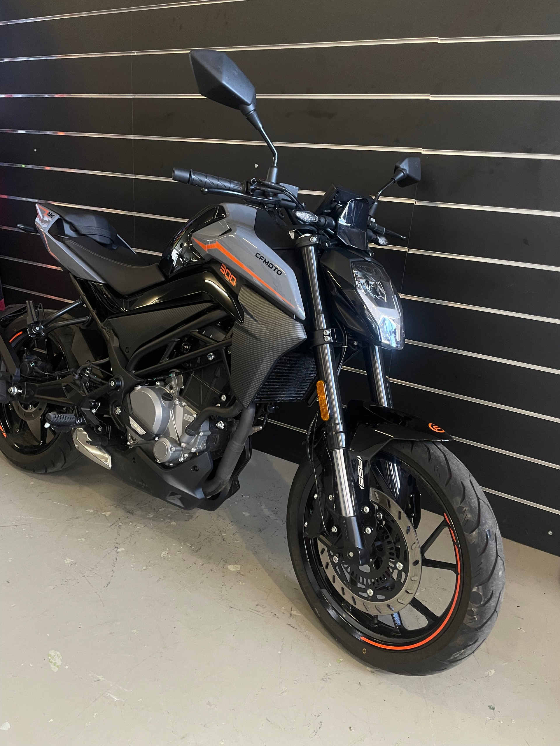 CF MOTO 300NK-showroom-element-2