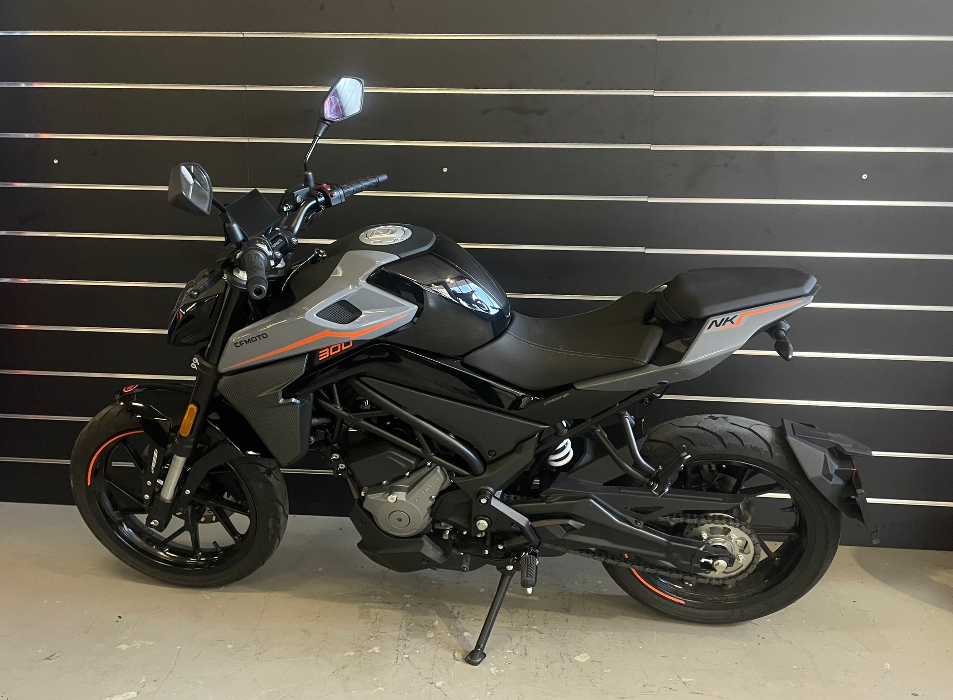 CF MOTO 300NK-showroom-element-1