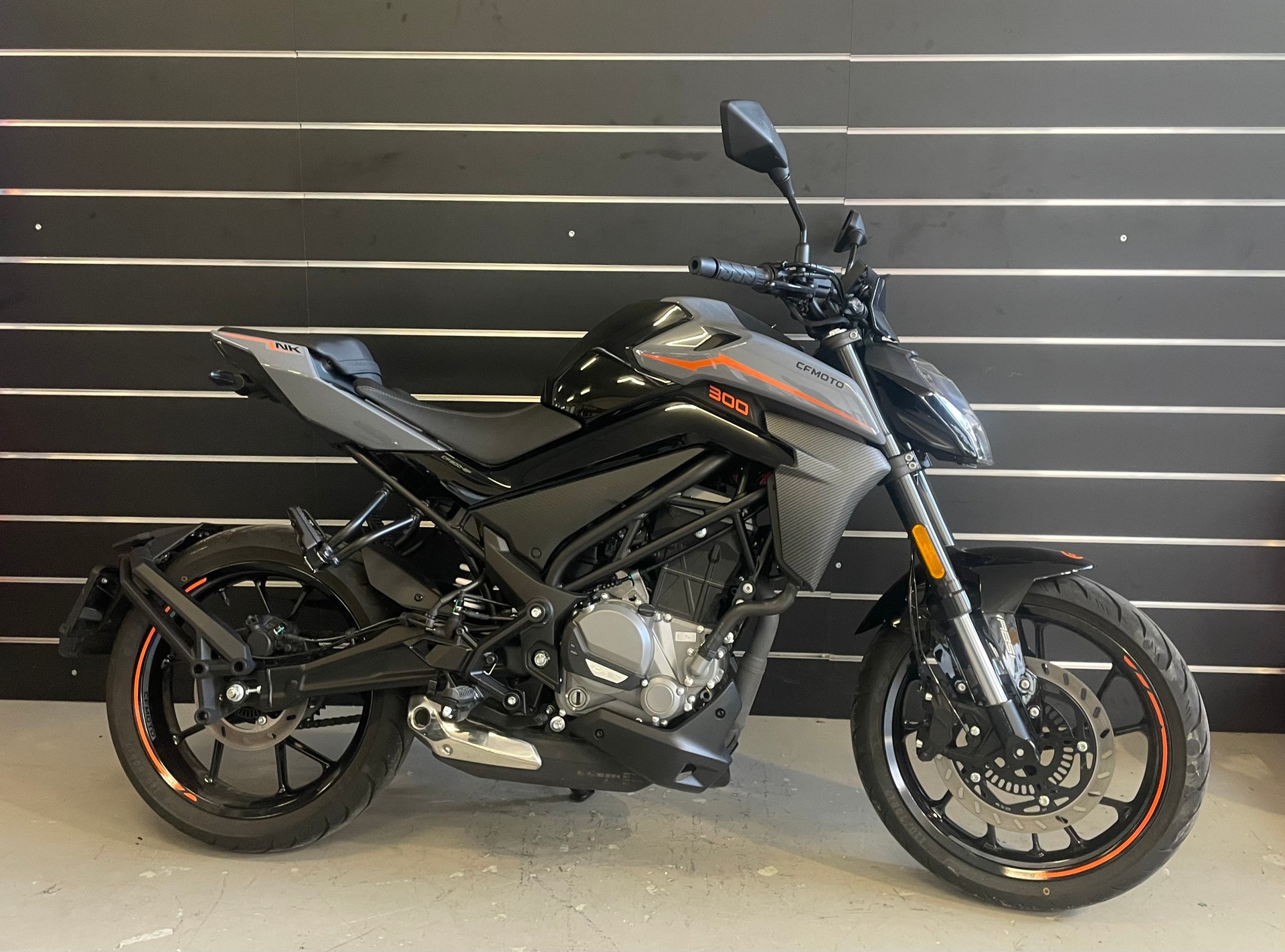 CF MOTO 300NK
