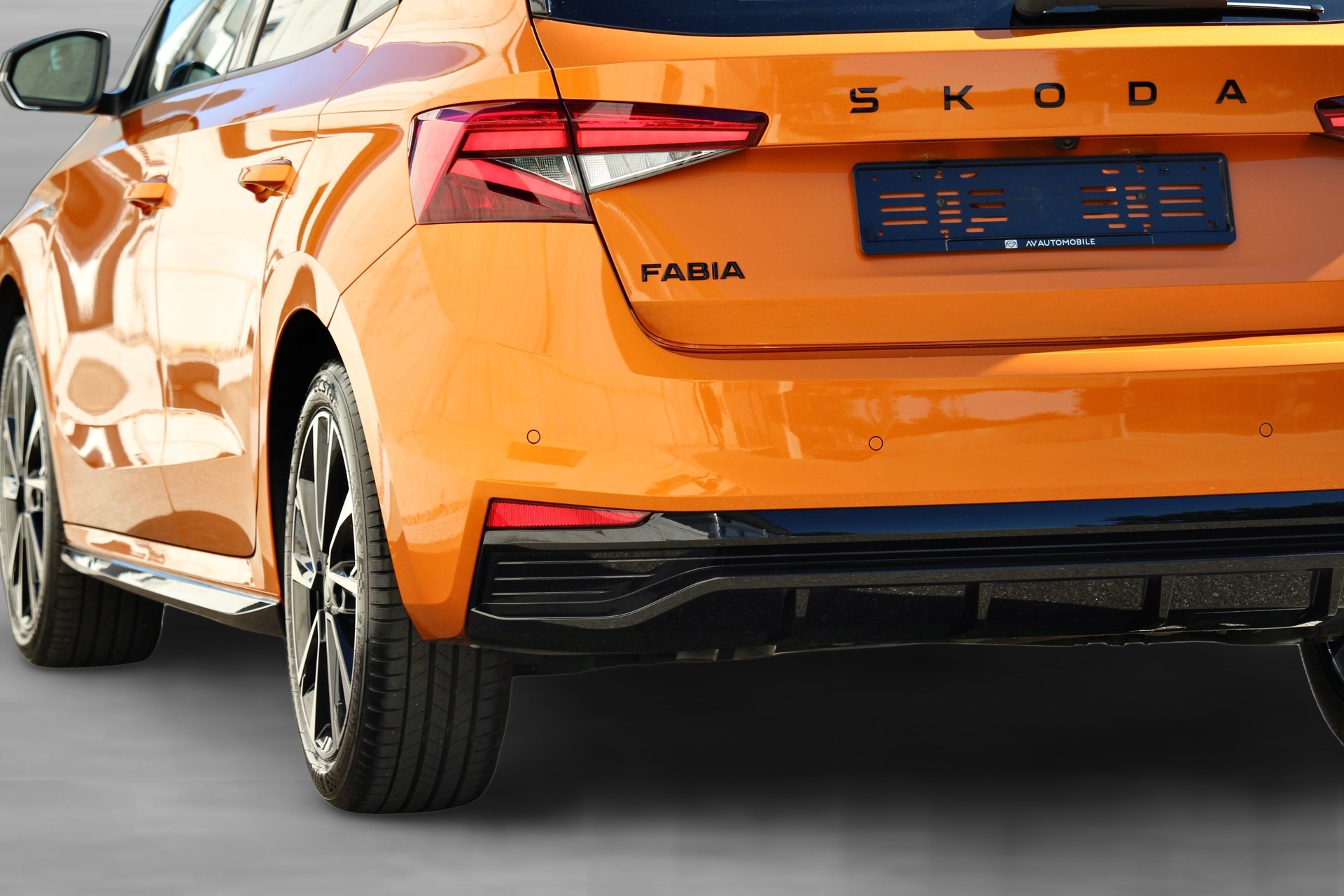 SKODA Fabia 1.5 TSI Monte Carlo DSG 150PS *Sonderlackierung Orange / Black *Panorama Glasdach *5 Jahre Werks-Garantie!-showroom-element-1