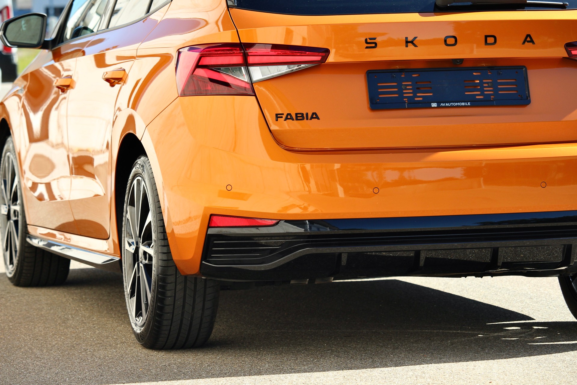 SKODA Fabia 1.5 TSI Monte Carlo DSG 150PS *Sonderlackierung Orange / Black *Panorama Glasdach *5 Jahre Werks-Garantie!-image-6