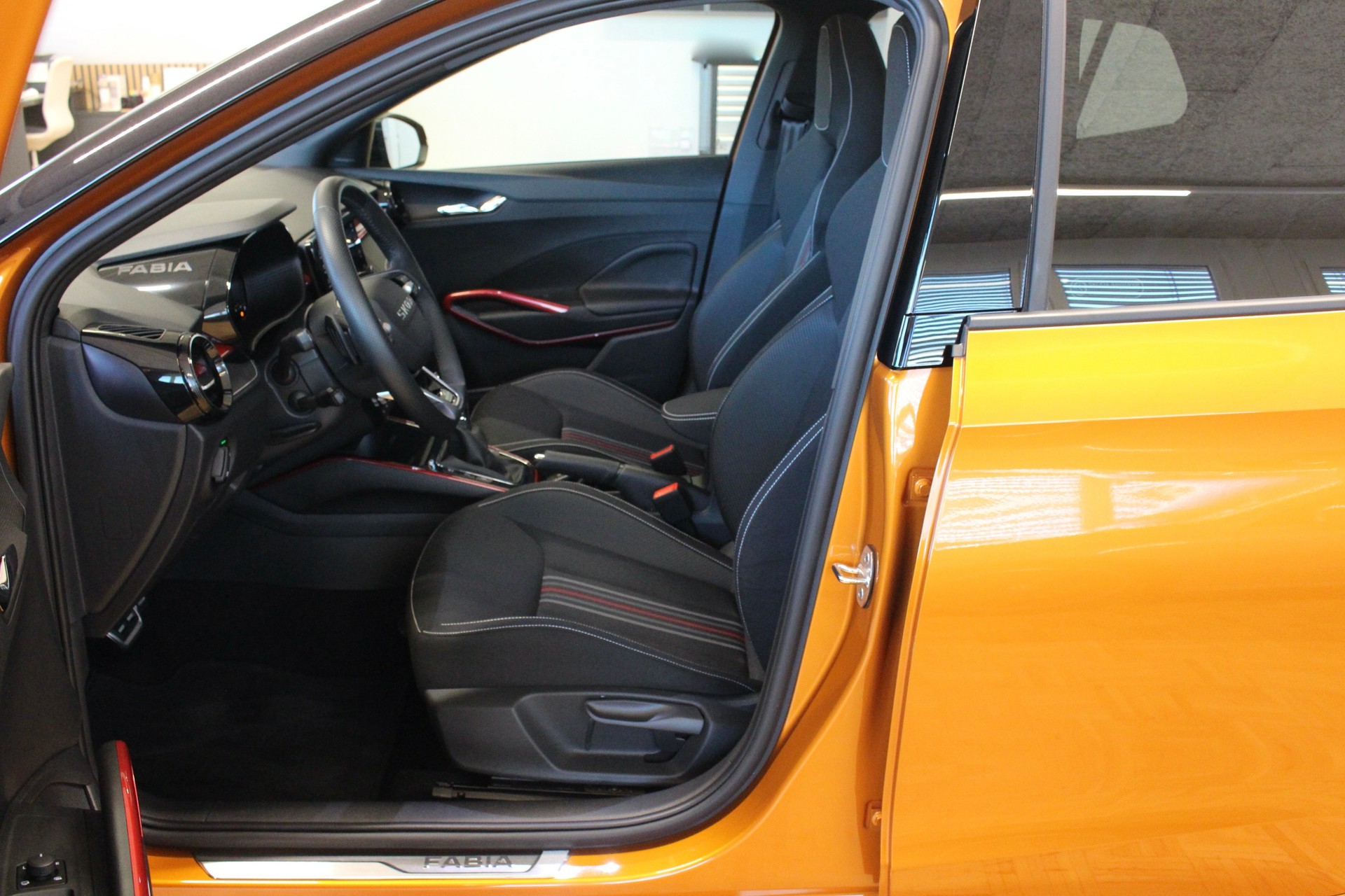 SKODA Fabia 1.5 TSI Monte Carlo DSG 150PS *Sonderlackierung Orange / Black *Panorama Glasdach *5 Jahre Werks-Garantie!-image-12