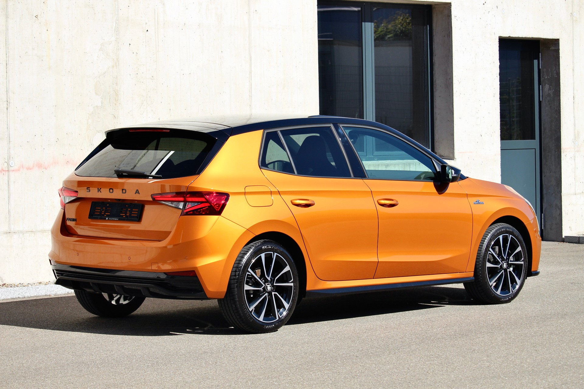 SKODA Fabia 1.5 TSI Monte Carlo DSG 150PS *Sonderlackierung Orange / Black *Panorama Glasdach *5 Jahre Werks-Garantie!-image-4