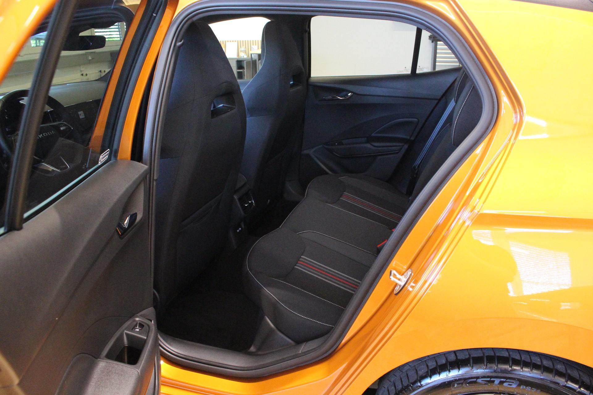 SKODA Fabia 1.5 TSI Monte Carlo DSG 150PS *Sonderlackierung Orange / Black *Panorama Glasdach *5 Jahre Werks-Garantie!-image-14