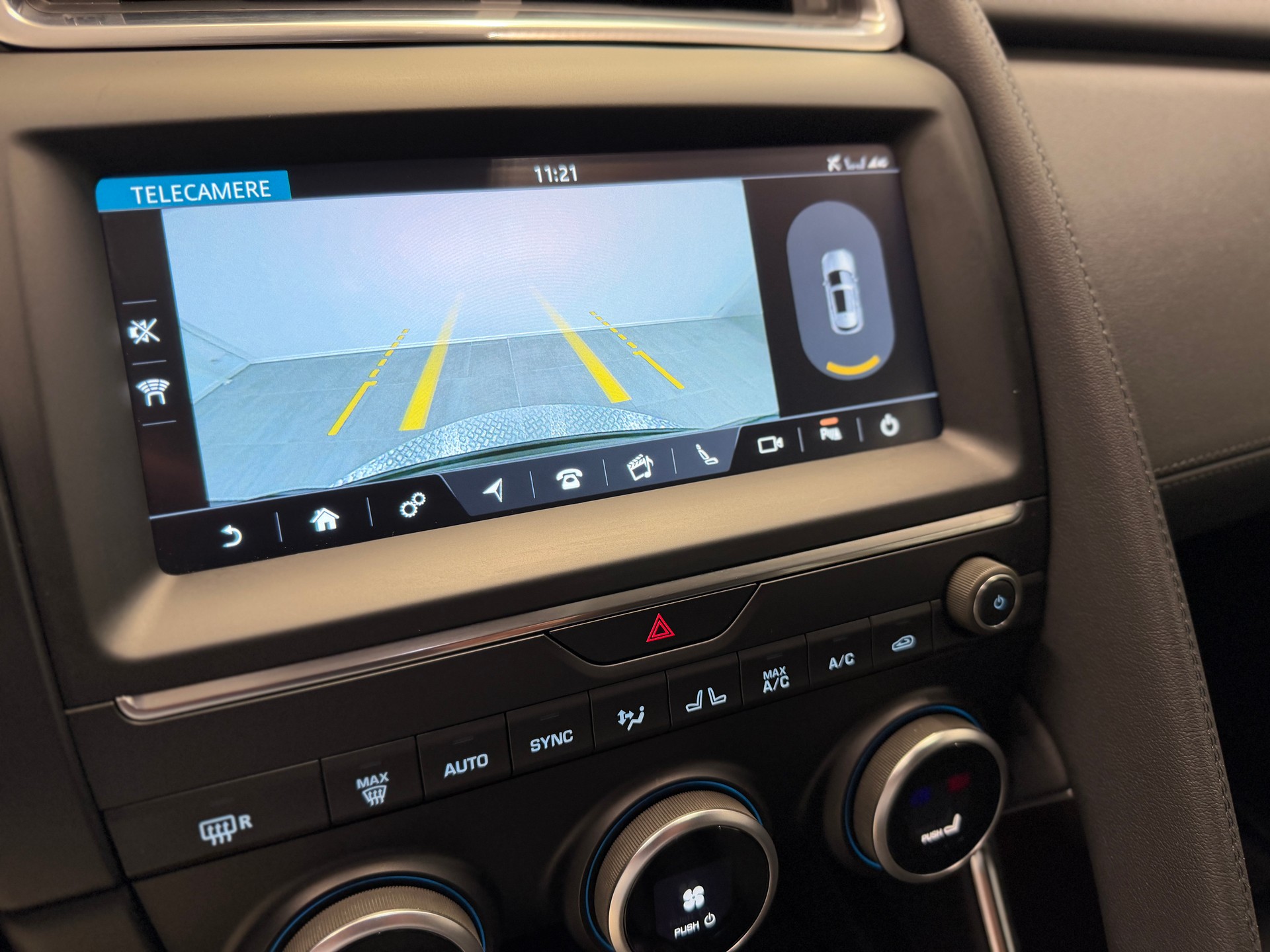JAGUAR E-Pace 2.0 P200 S AWD Automatik-image-9