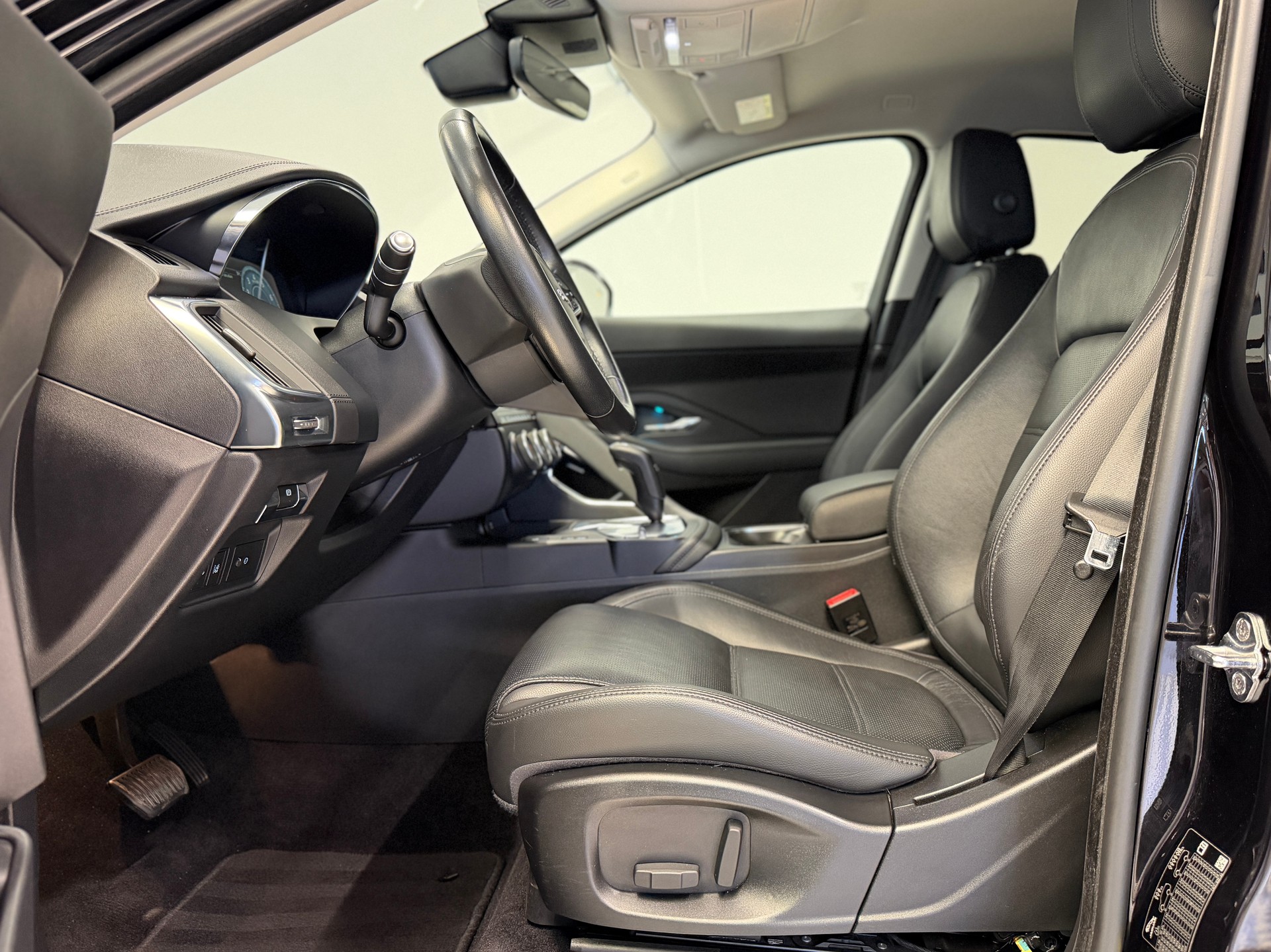 JAGUAR E-Pace 2.0 P200 S AWD Automatik-image-10