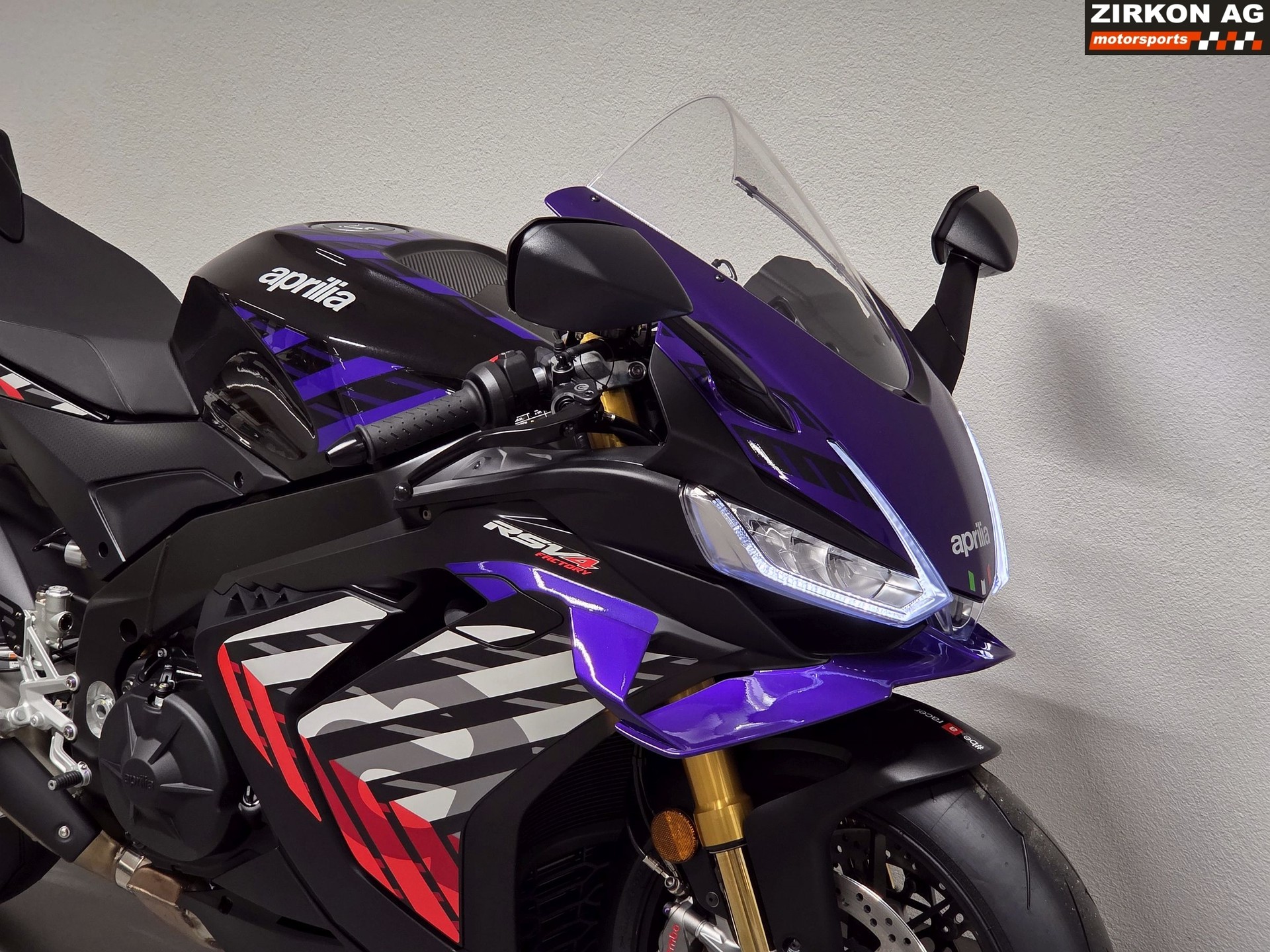 APRILIA RSV4 1100 E5+ Factory-showroom-element-3